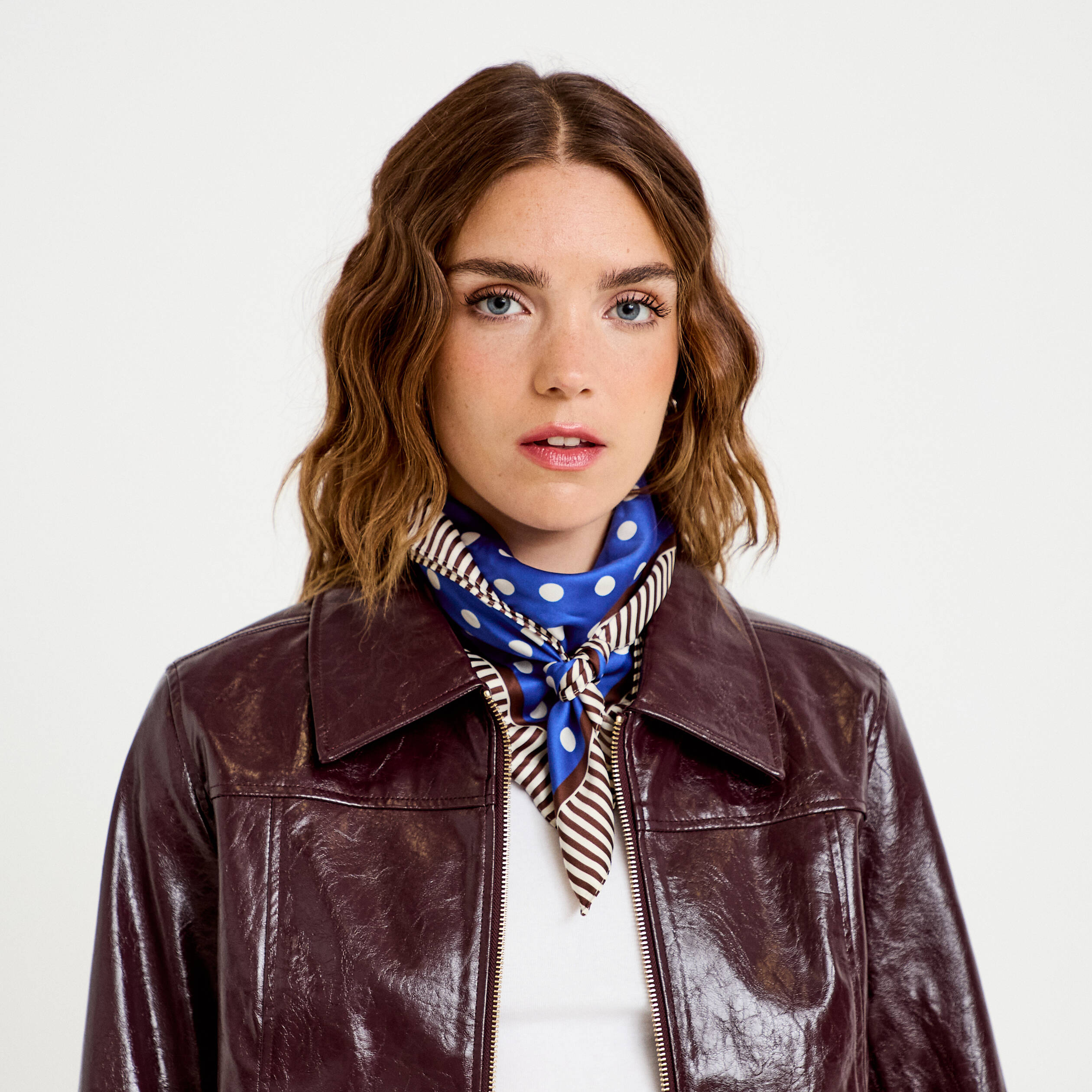 Foulard satin&eacute; soyeux bleu electrique femme