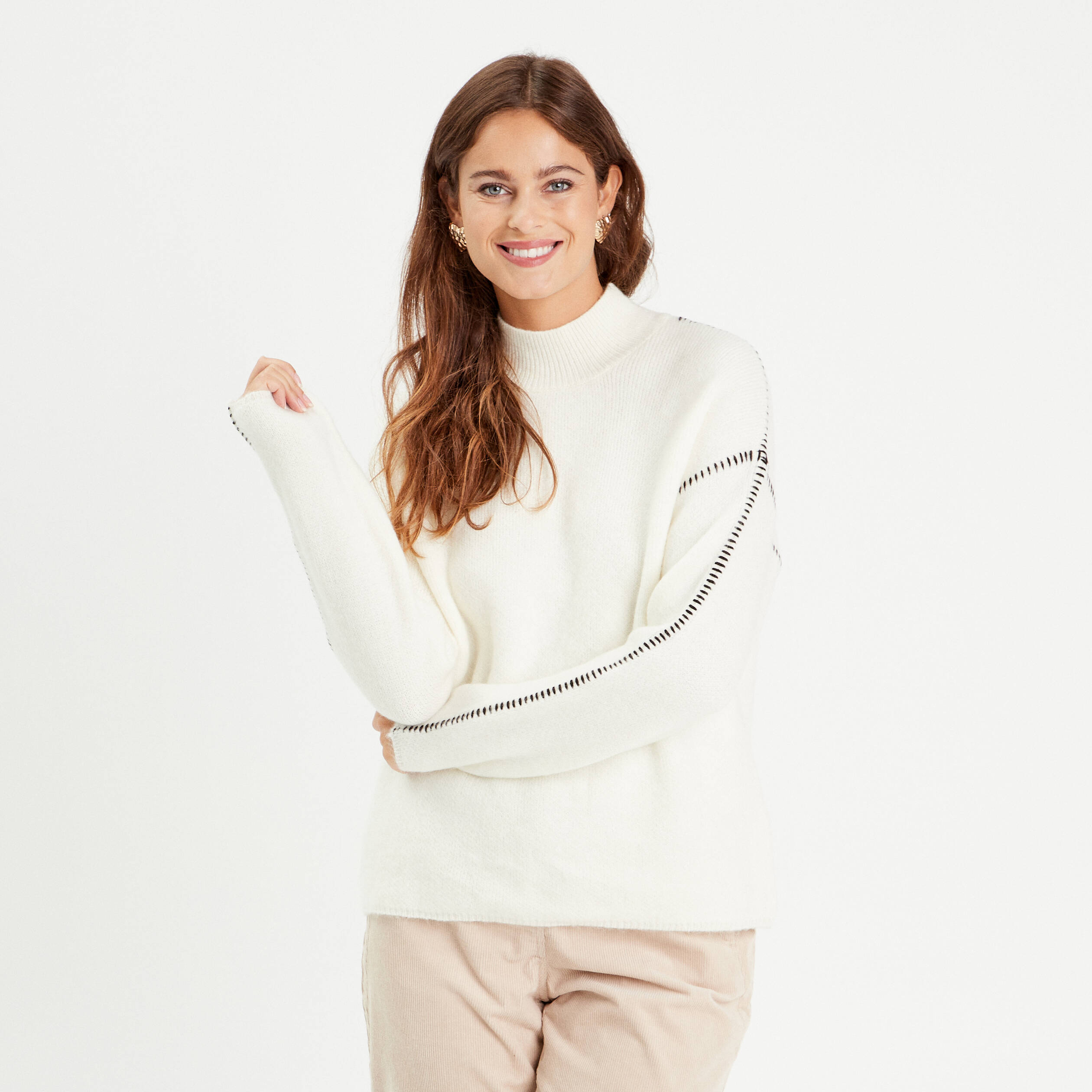 Pull brod&eacute; col montant ecru femme