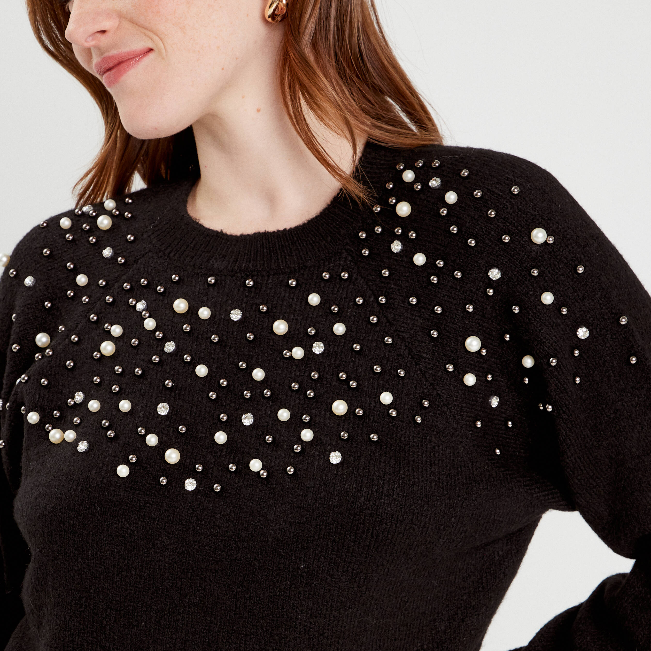 Pull perles et d&eacute;tails bijoux noir femme