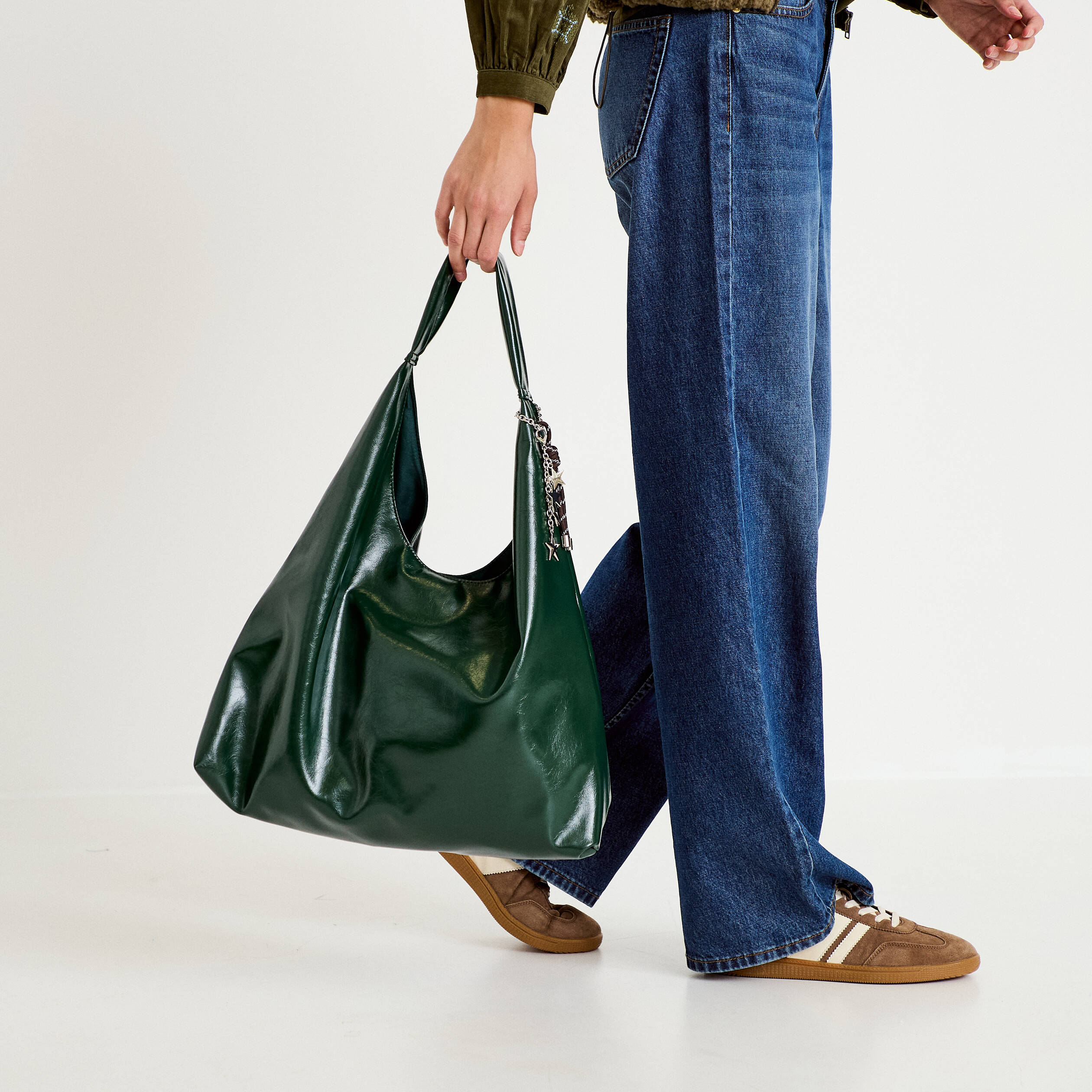 Sac avec pendentif charms vert fonc&eacute; femme