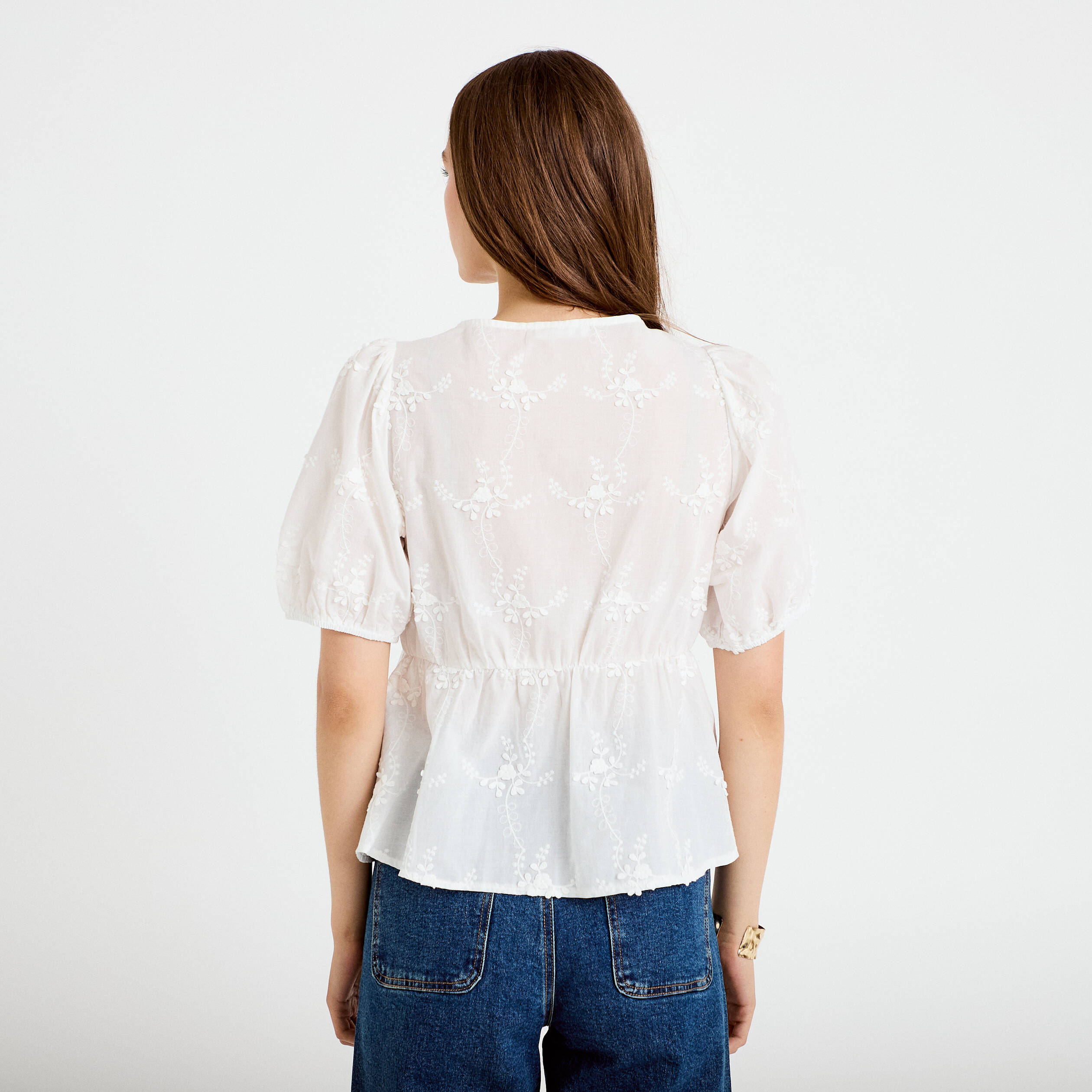 Blouse col v manches courtes brod&eacute;e ecru femme