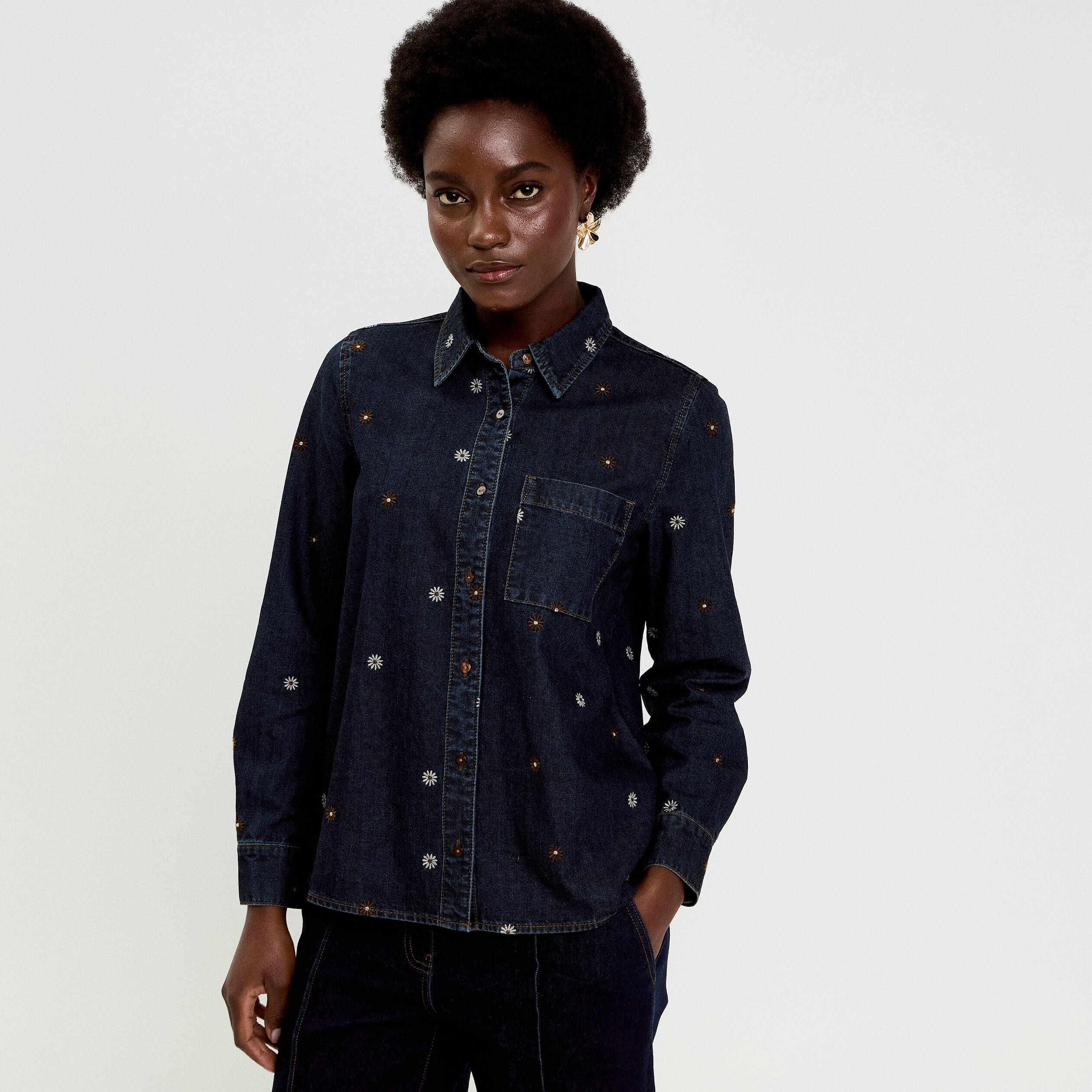 Chemise en jean brod&eacute;e denim brut femme