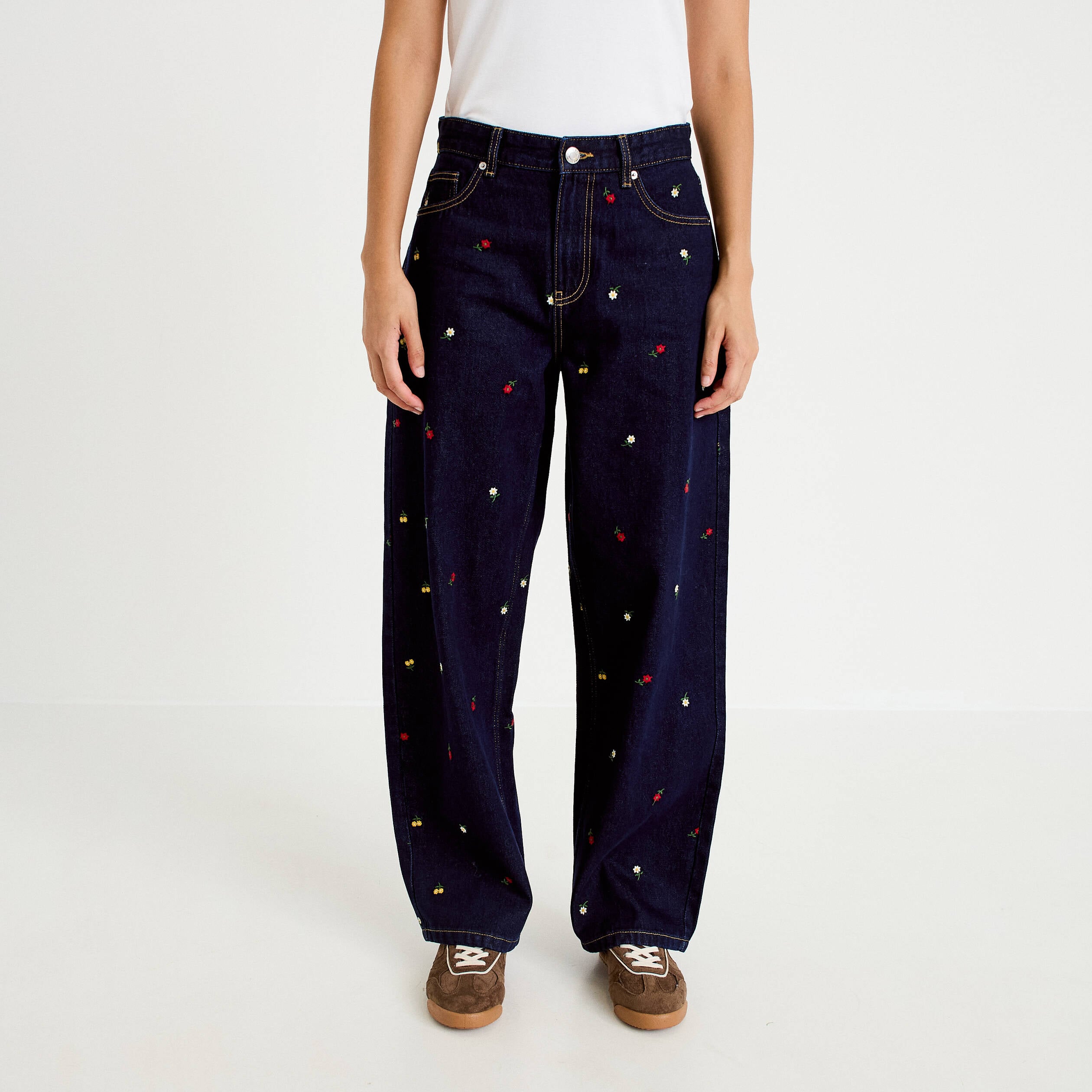 Jean avec broderie bleu marine femme