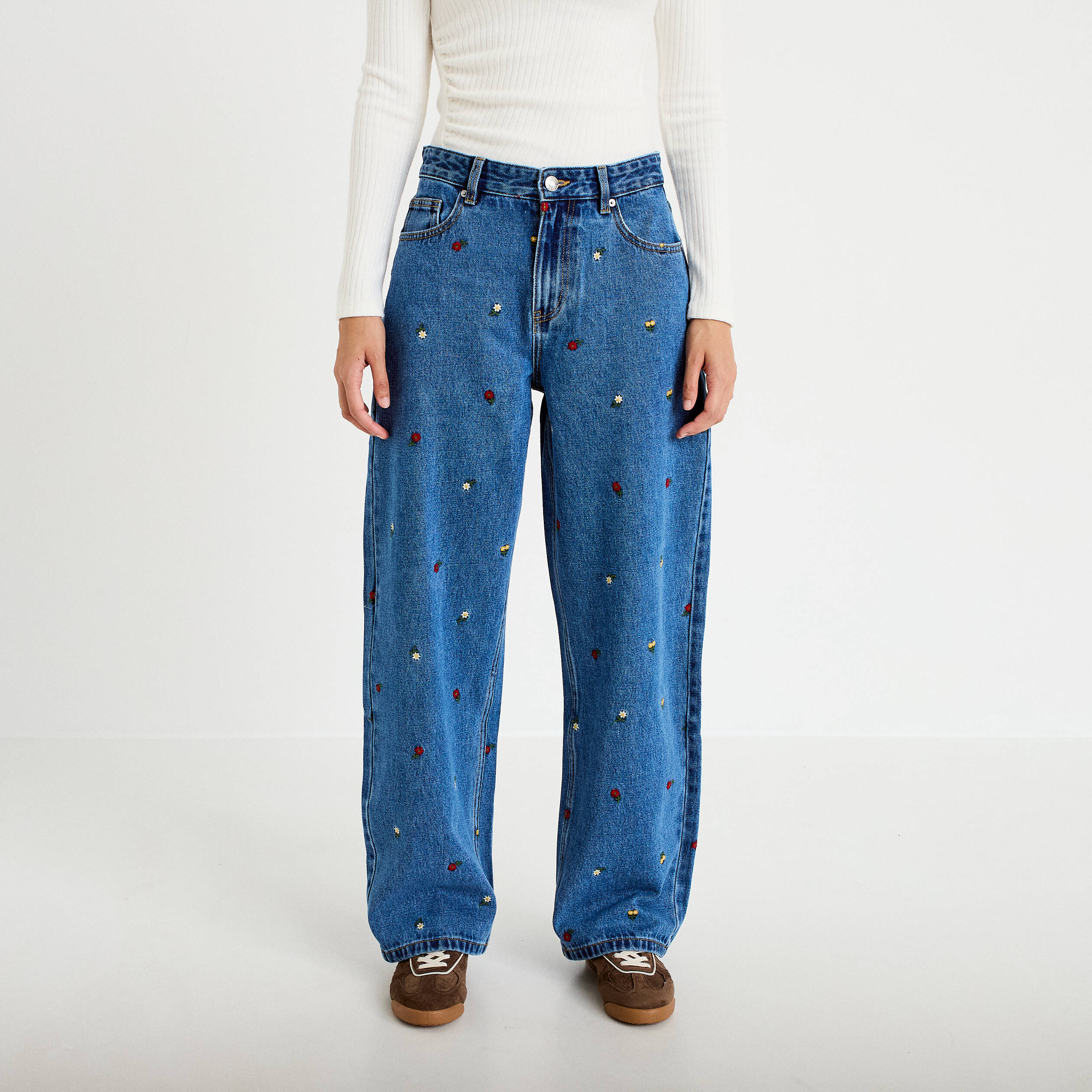Jean avec broderie bleu femme