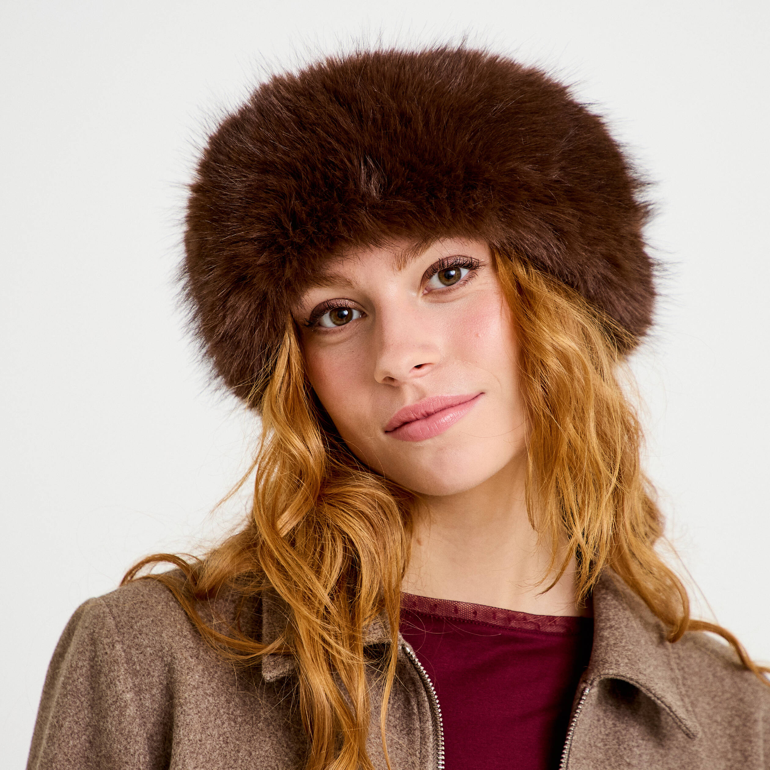 Bonnet en fausse fourrure marron fonc&eacute; femme