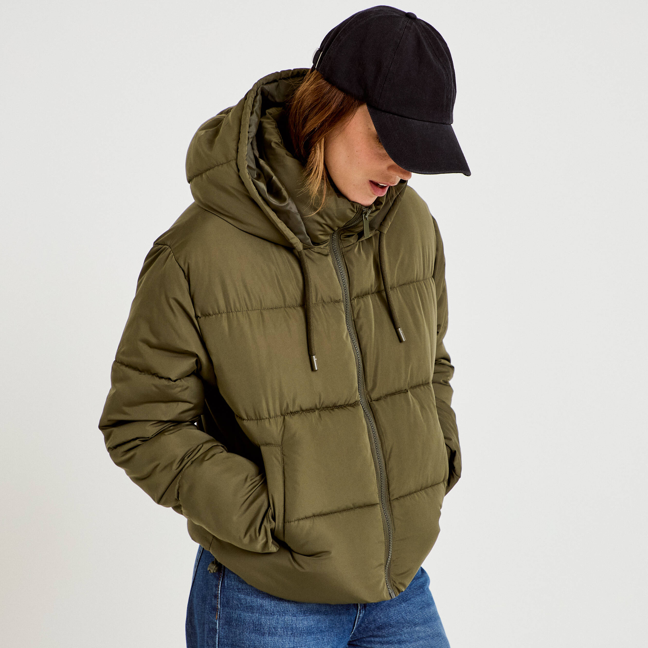 Doudoune courte bas resserr&eacute; capuche vert kaki femme