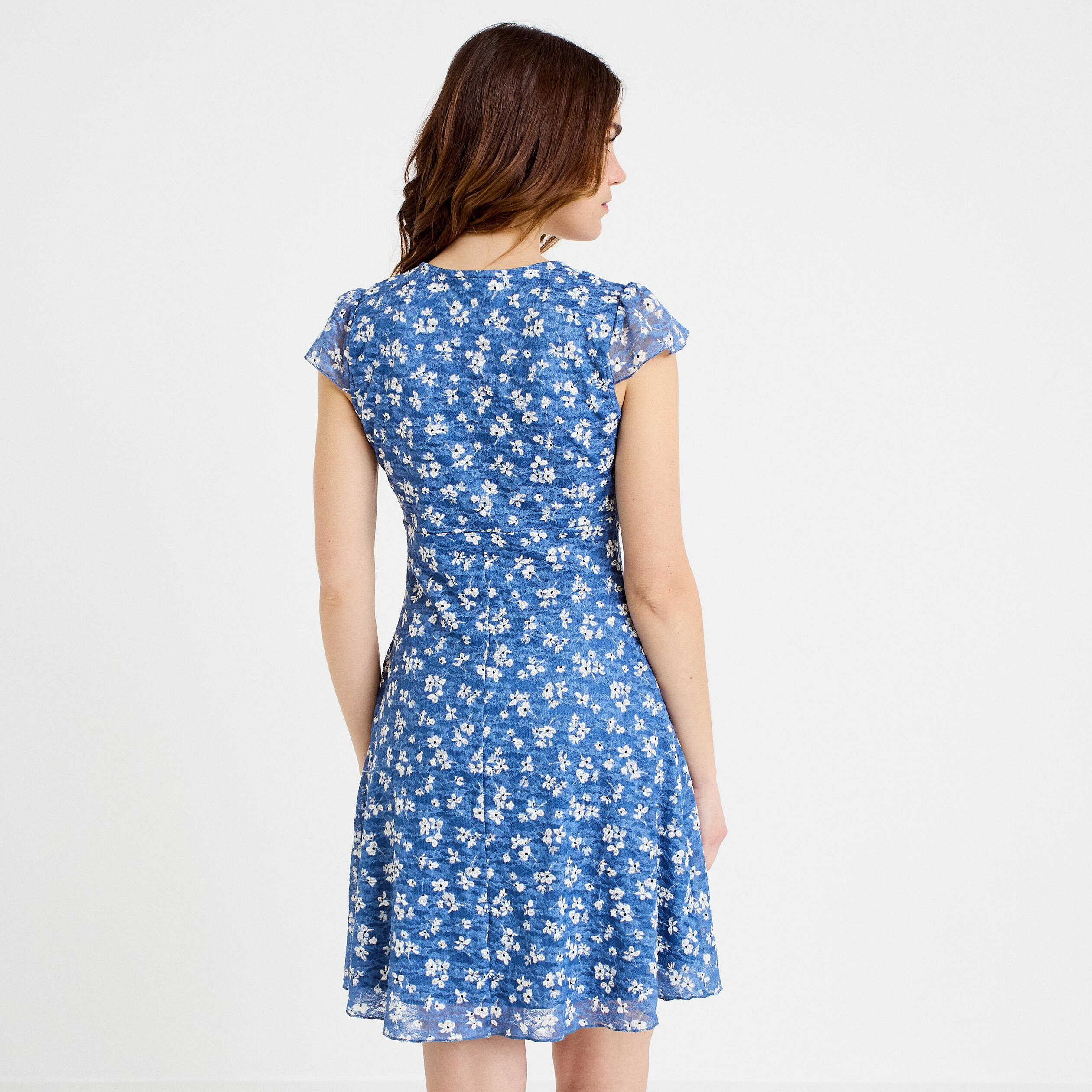 Robe ajust&eacute;e courte d&eacute;collet&eacute; dentelle bleu femme