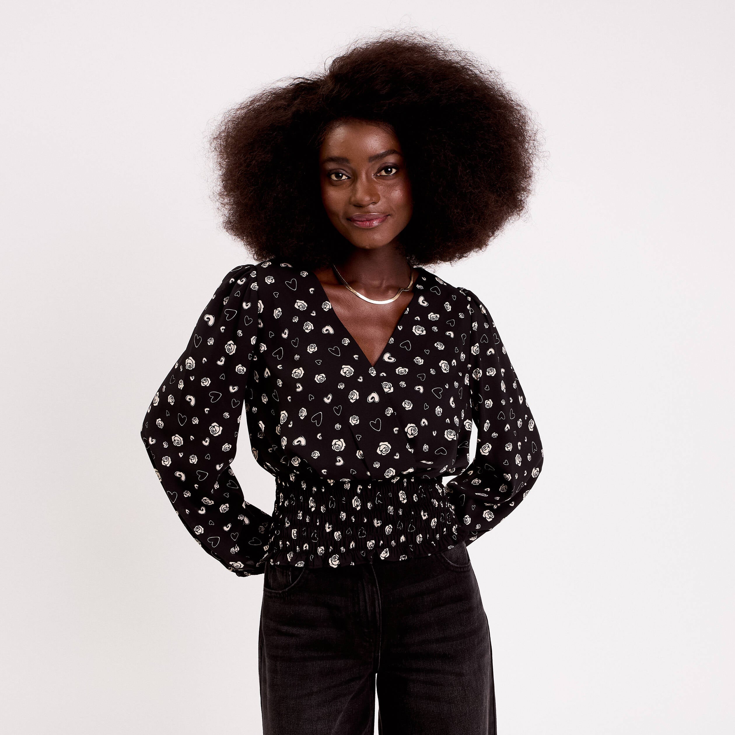 Blouse courte taille smock&eacute;e noir femme