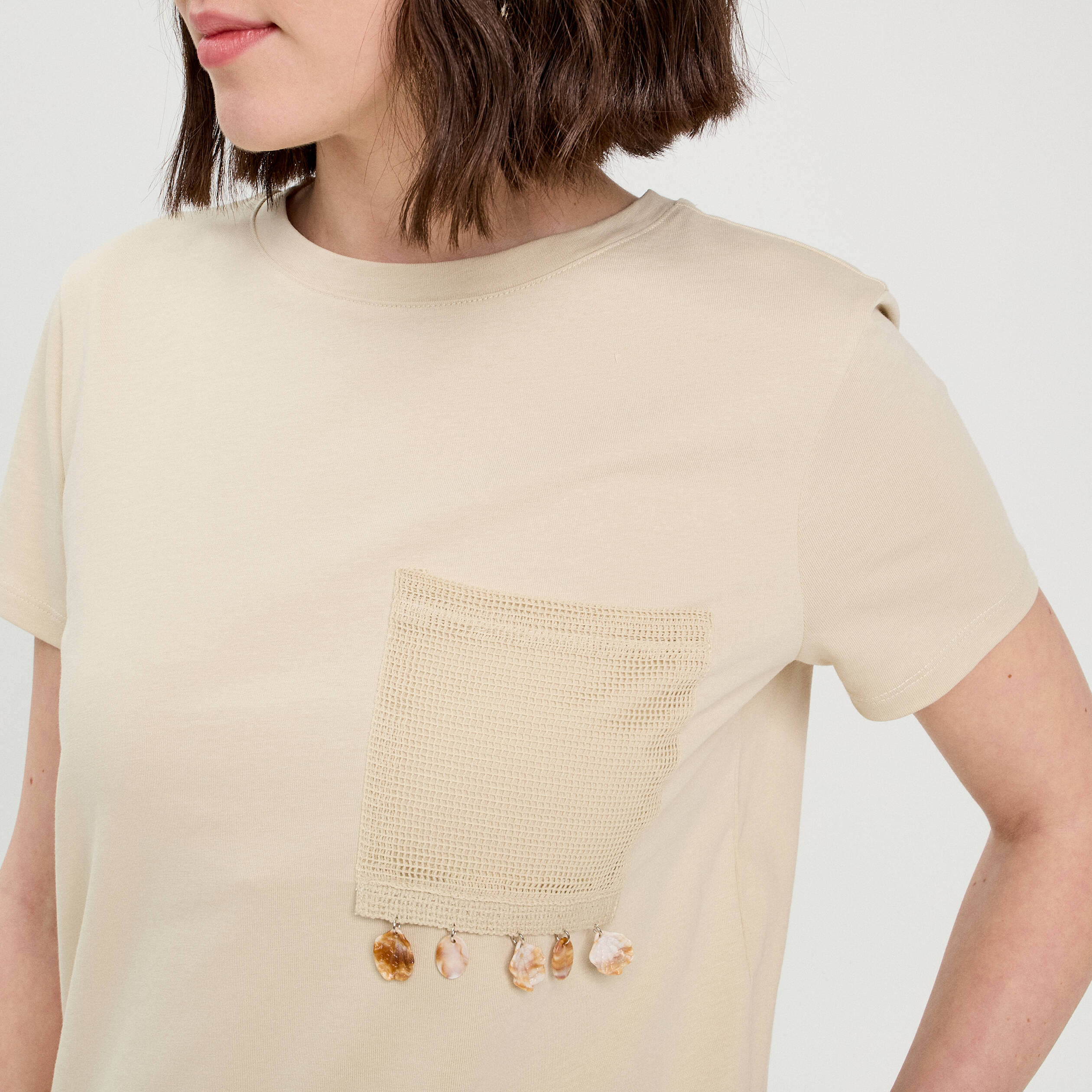 T-shirt poche d&eacute;tails bijoux beige femme