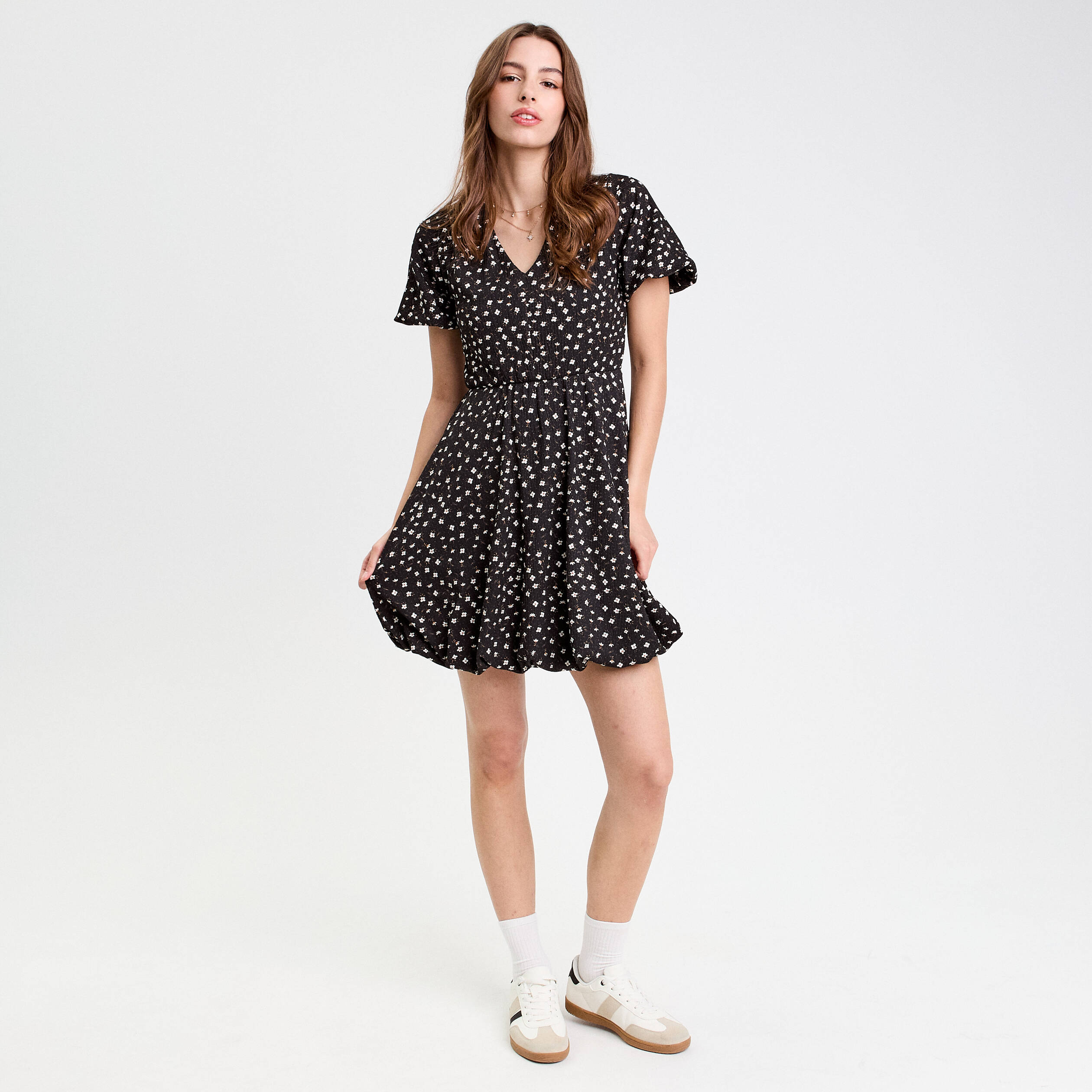 robe courte evasee col v manches courtes noir femme Robe courte évasée col v manches courtes noir femme