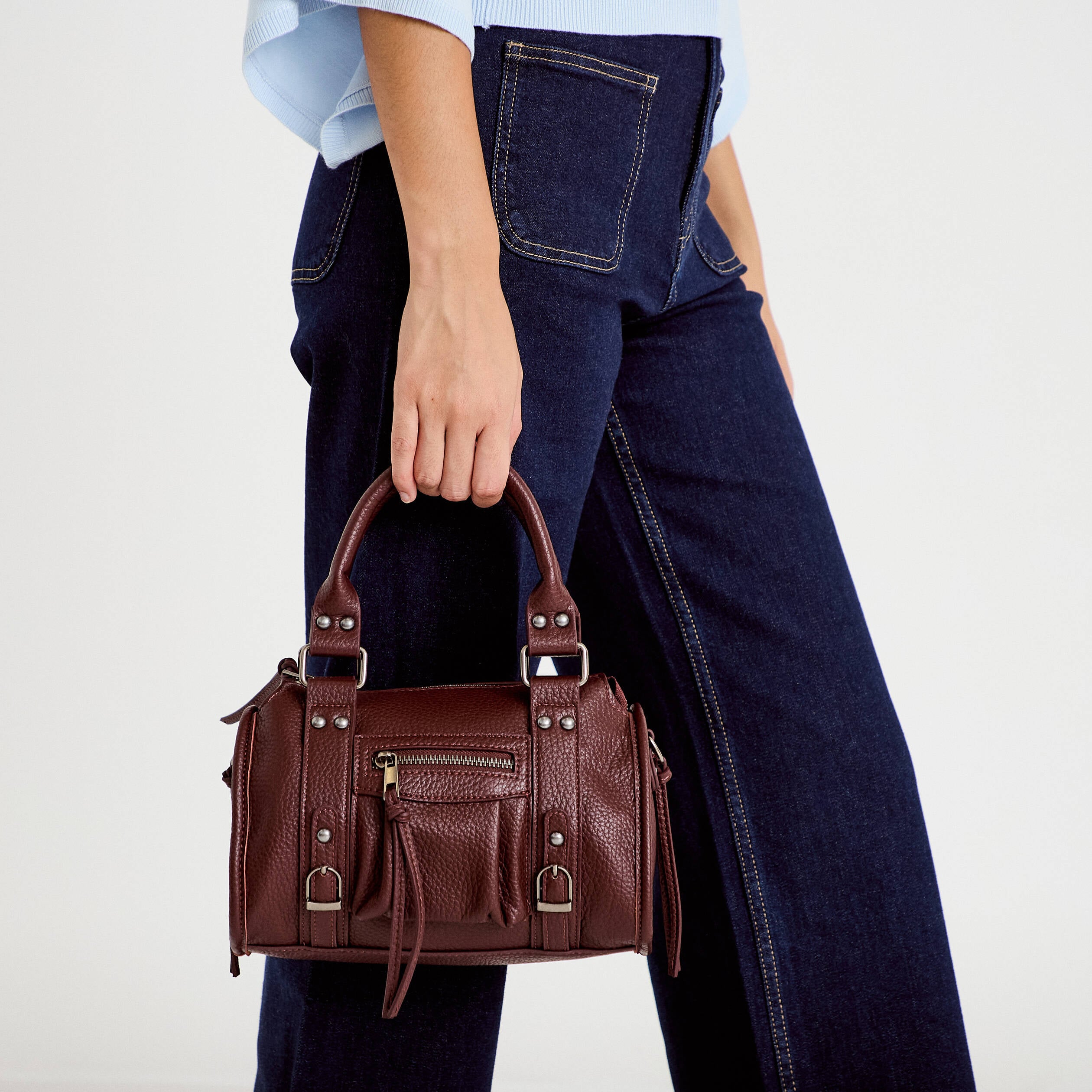 Sac port&eacute; main bordeaux femme