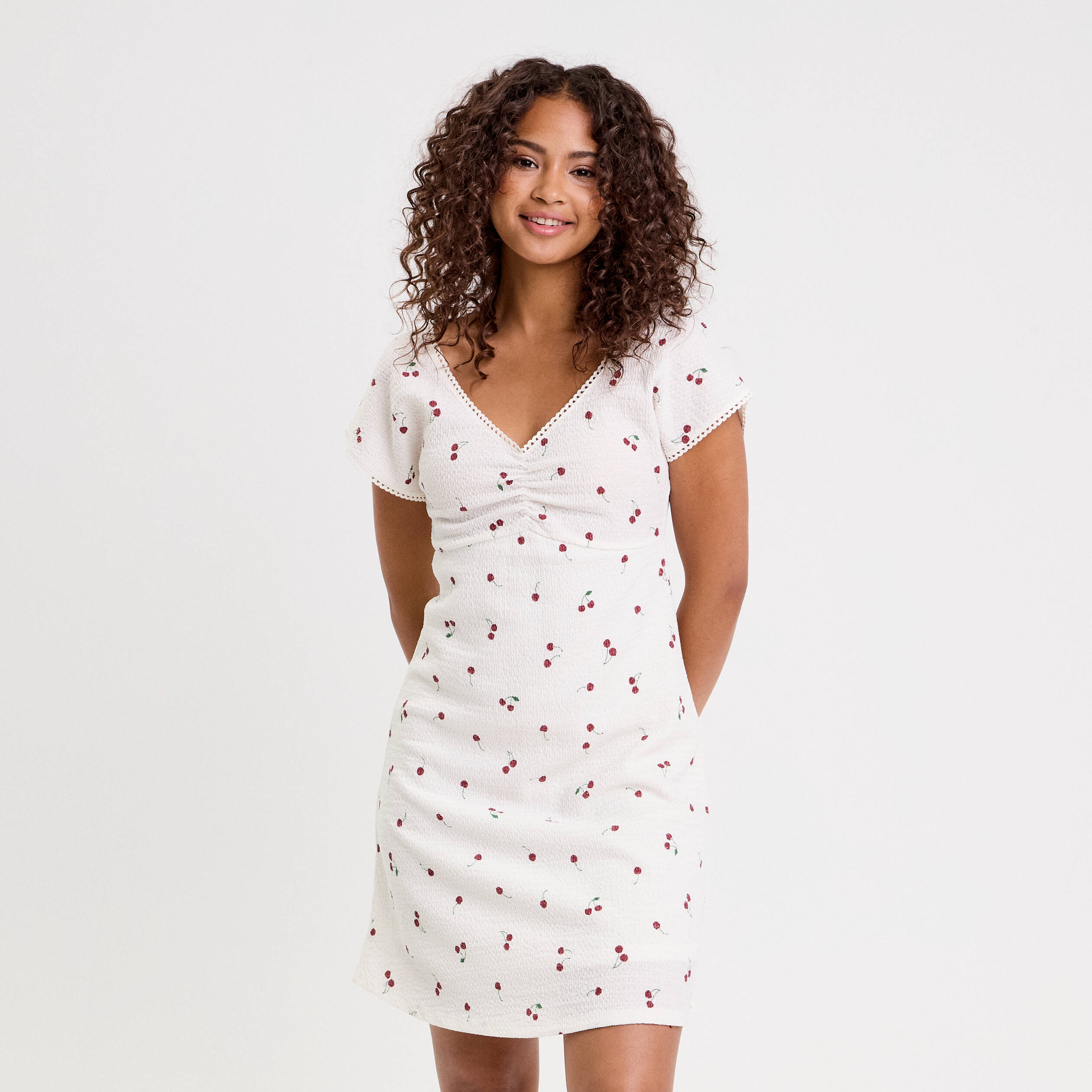 robe courte evasee col v manches courtes blanc femme Robe courte évasée col v manches courtes blanc femme