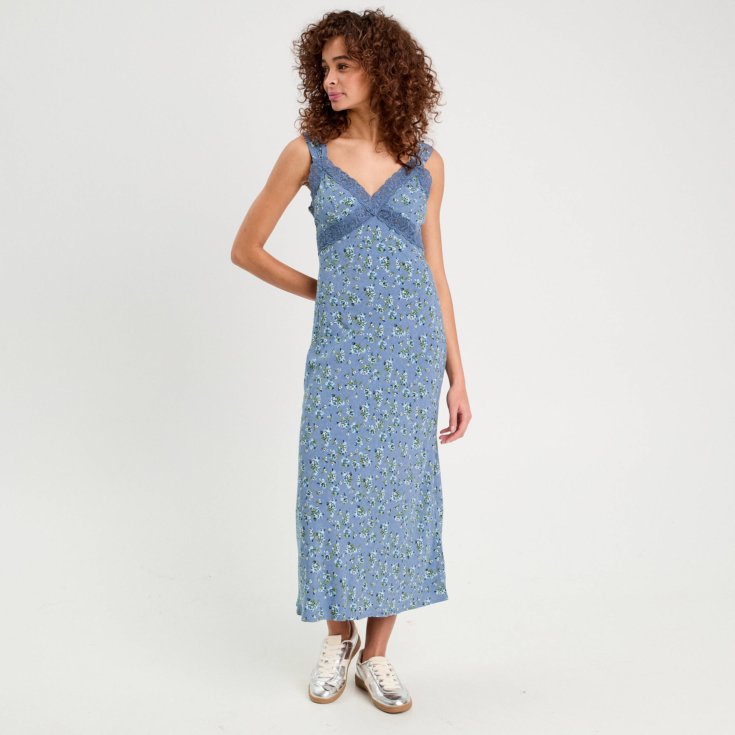 robe longue evasee dentelle bleu fonce femme Robe longue évasée dentelle bleu foncé femme