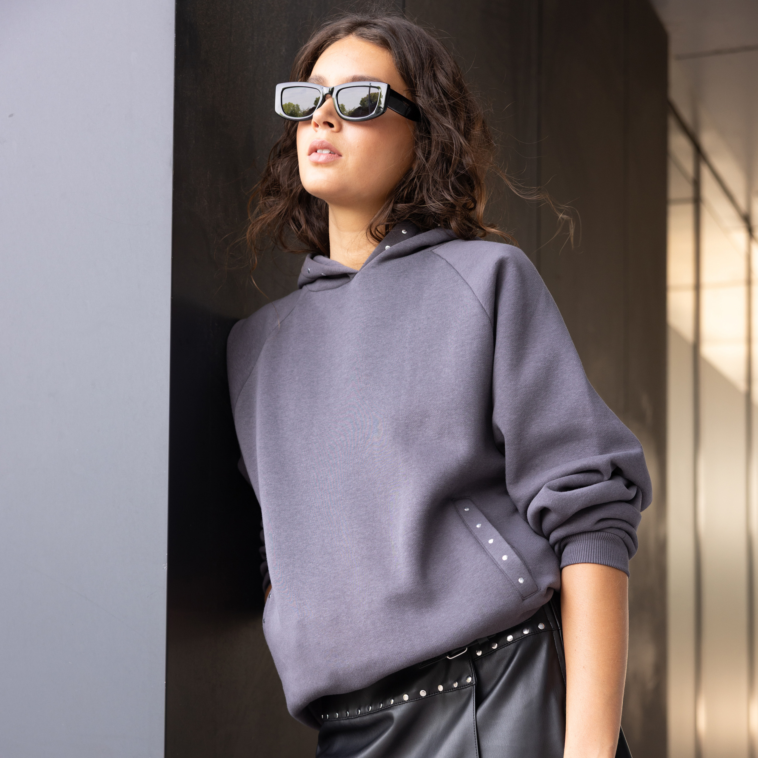 Sweat oversize &agrave; capuche manches longues gris fonc&eacute; femme