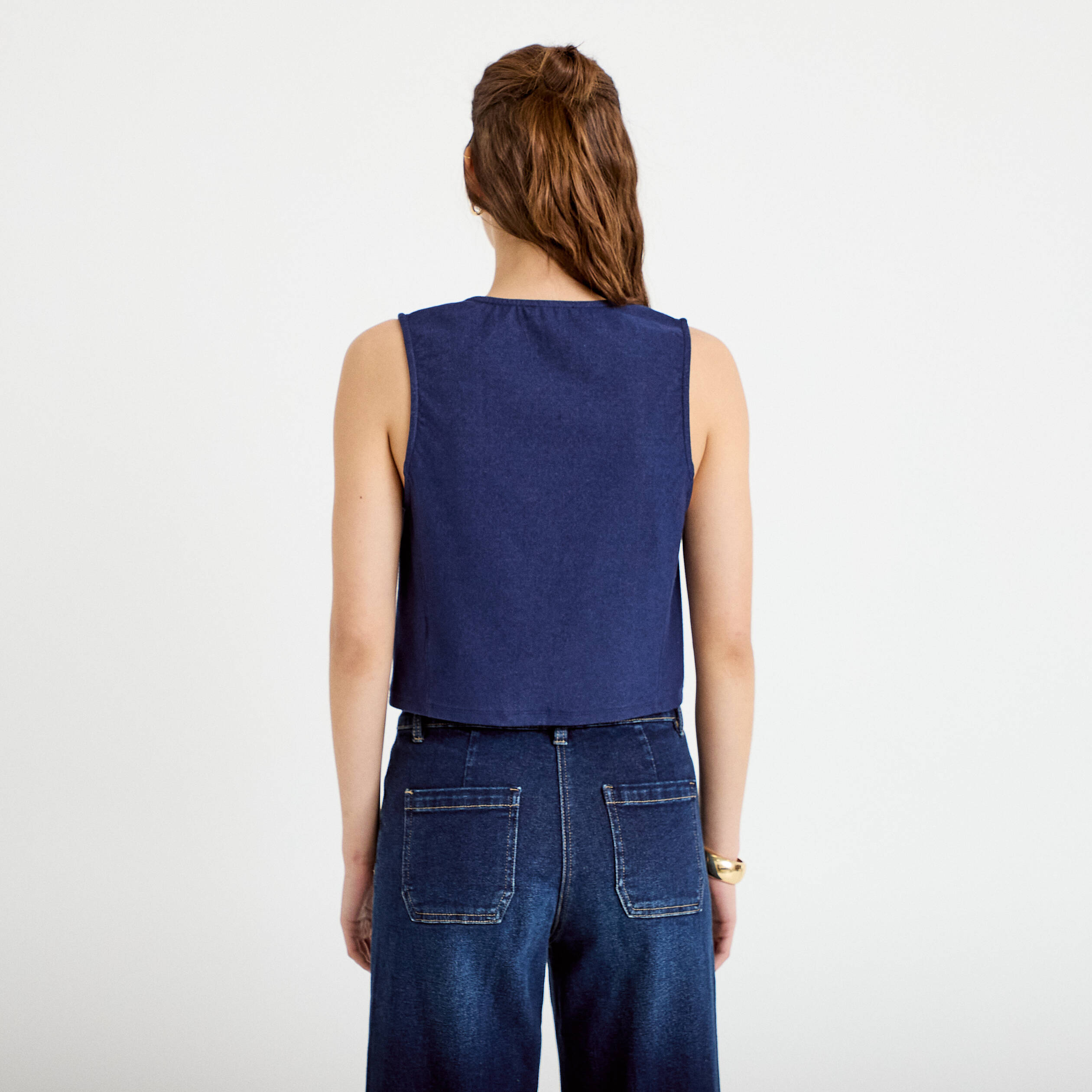 Gilet jean cintr&eacute; cropped sans manches denim brut femme