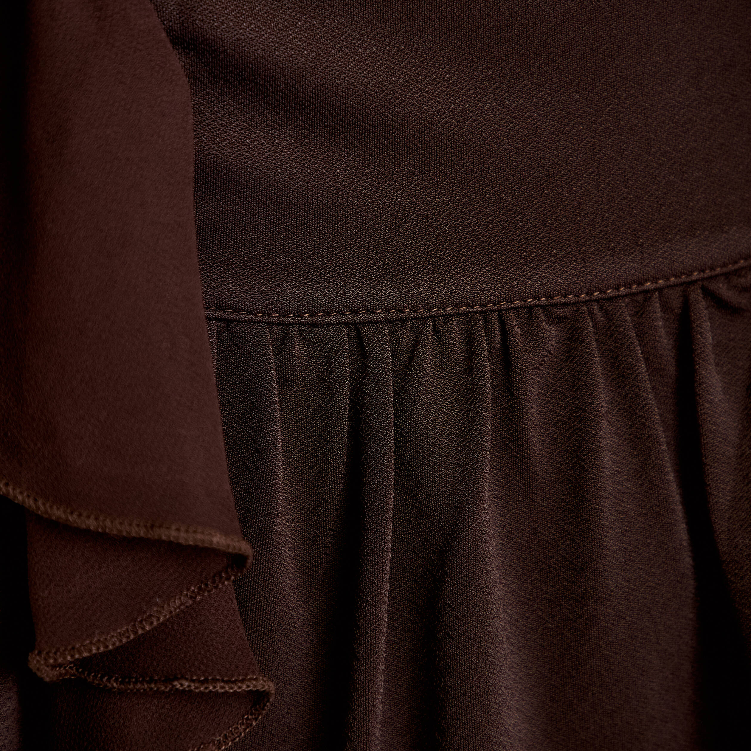 Blouse d&eacute;collet&eacute; voile manches courtes marron fonc&eacute; femme