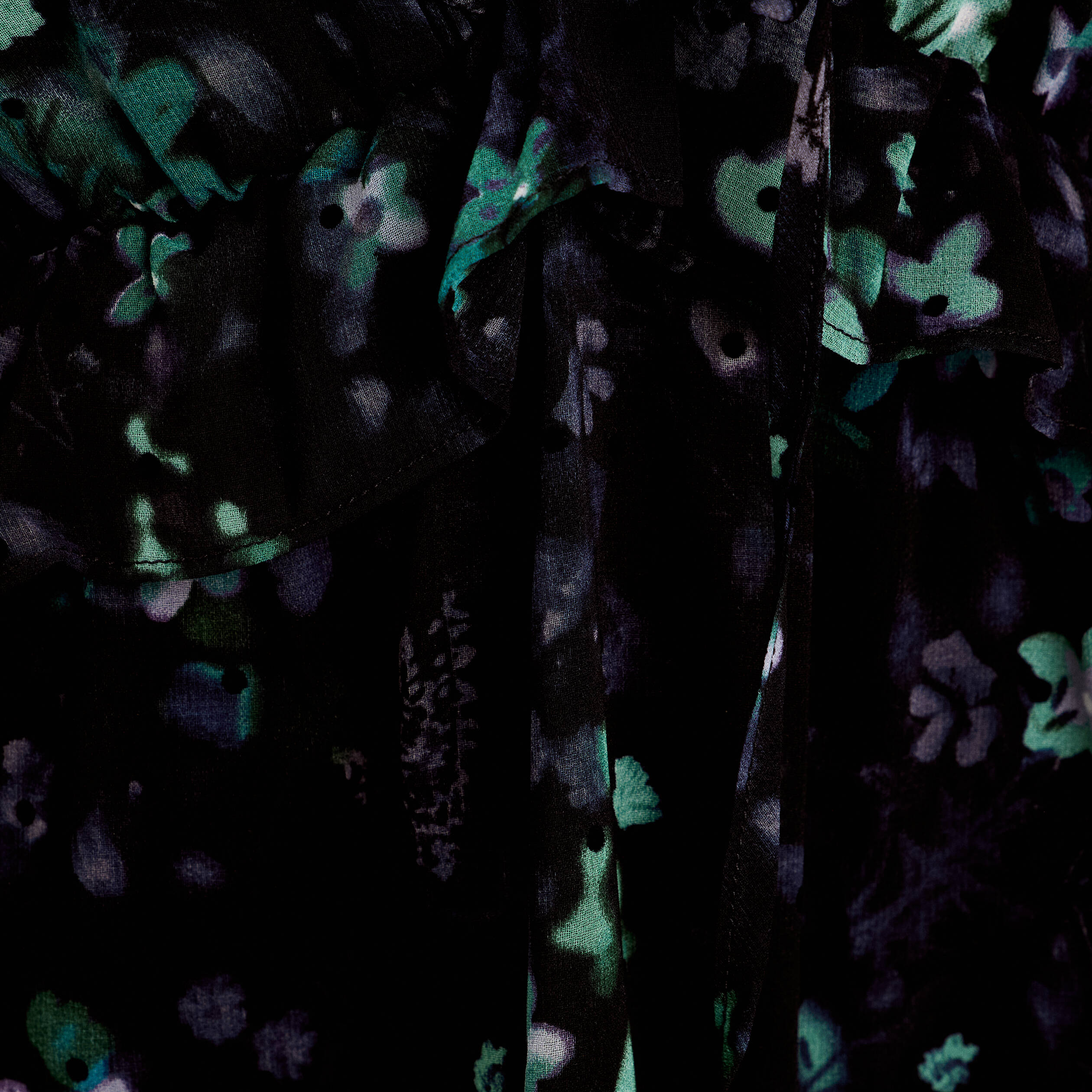 Robe courte &eacute;vas&eacute;e col V manches longues noir femme
