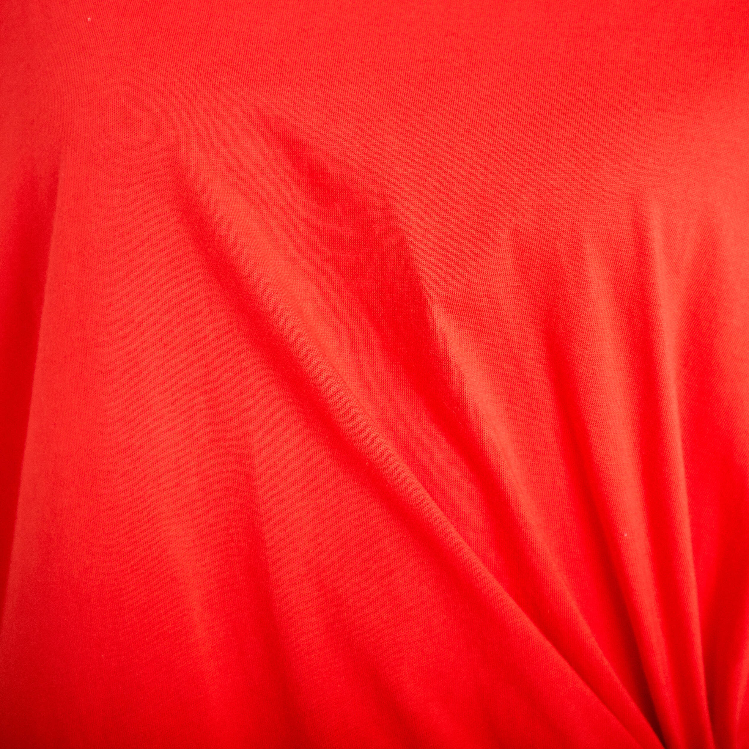 T-shirt &agrave; fronces avec bijou rouge femme