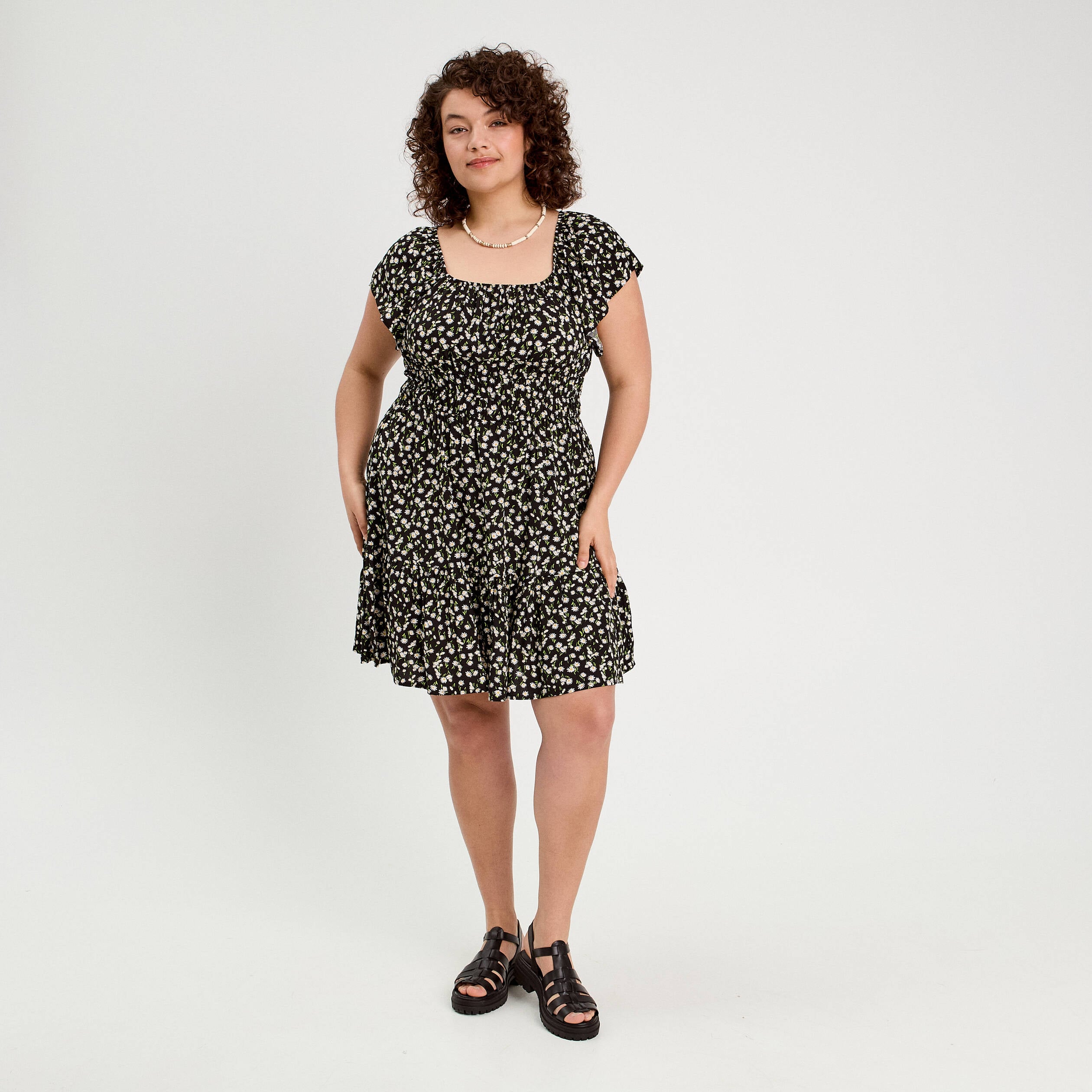 Robe &eacute;vas&eacute;e manches courtes noir femme