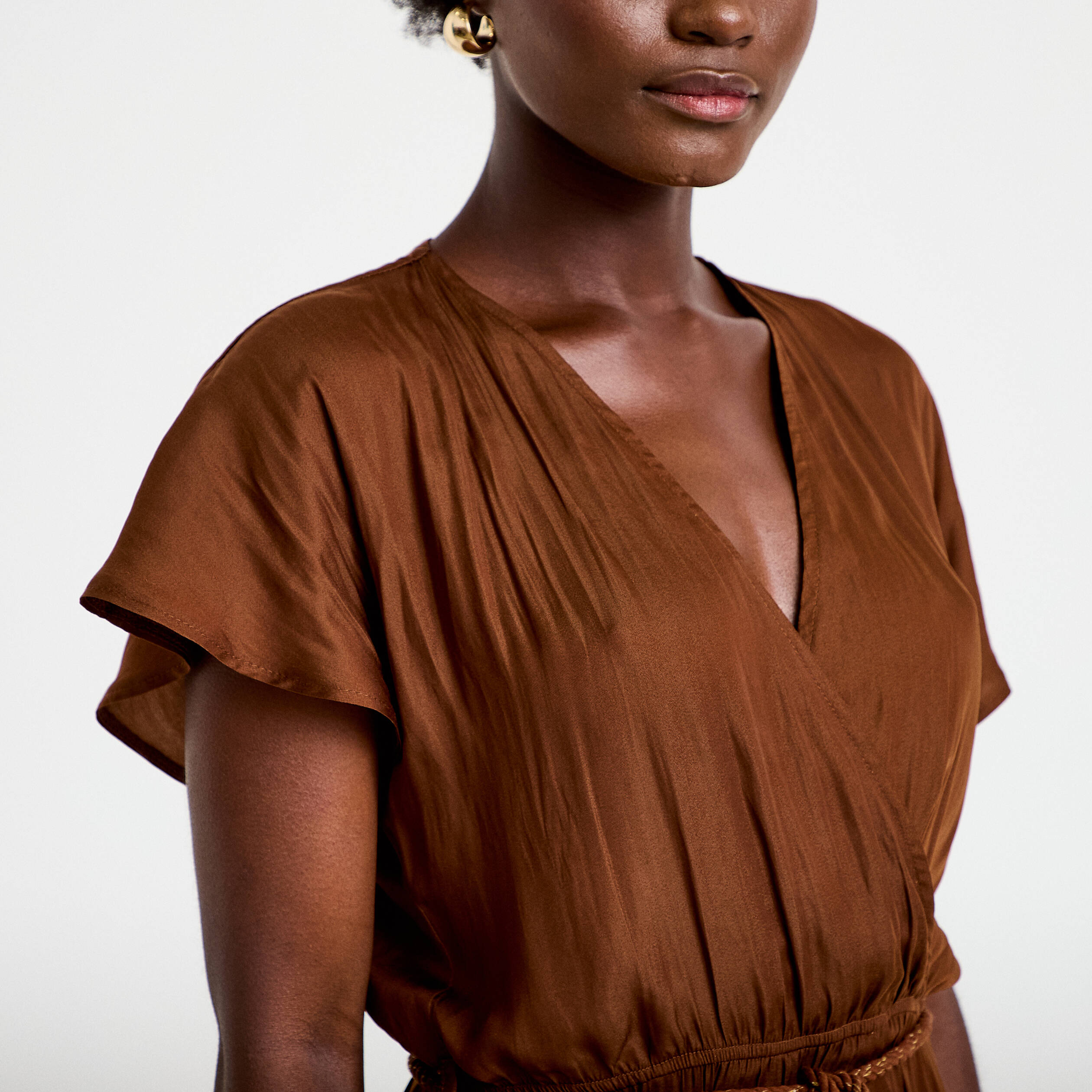 Robe longue &eacute;vas&eacute;e col v satin&eacute;e marron femme