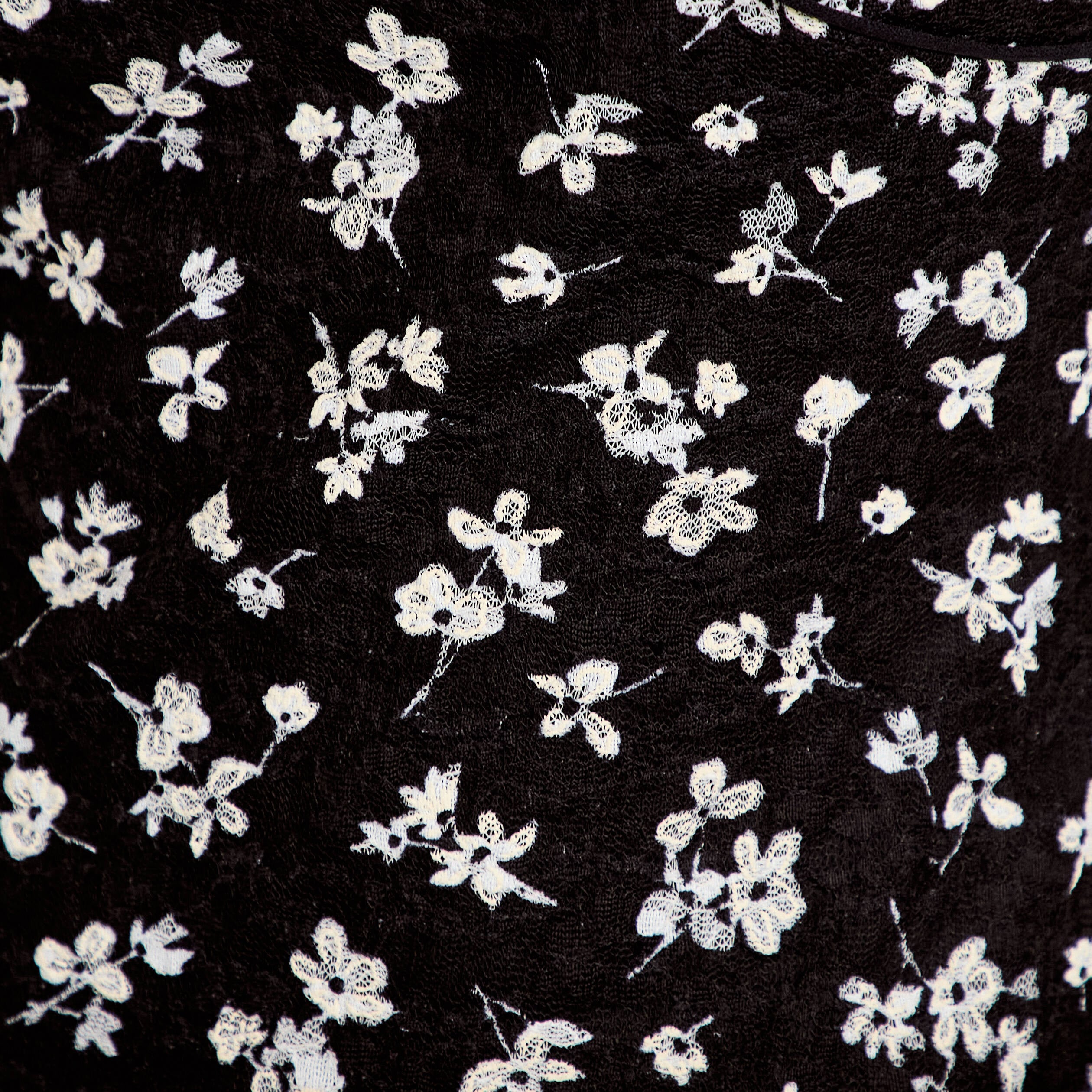 T-shirt ajust&eacute; court d&eacute;collet&eacute; dentelle noir femme