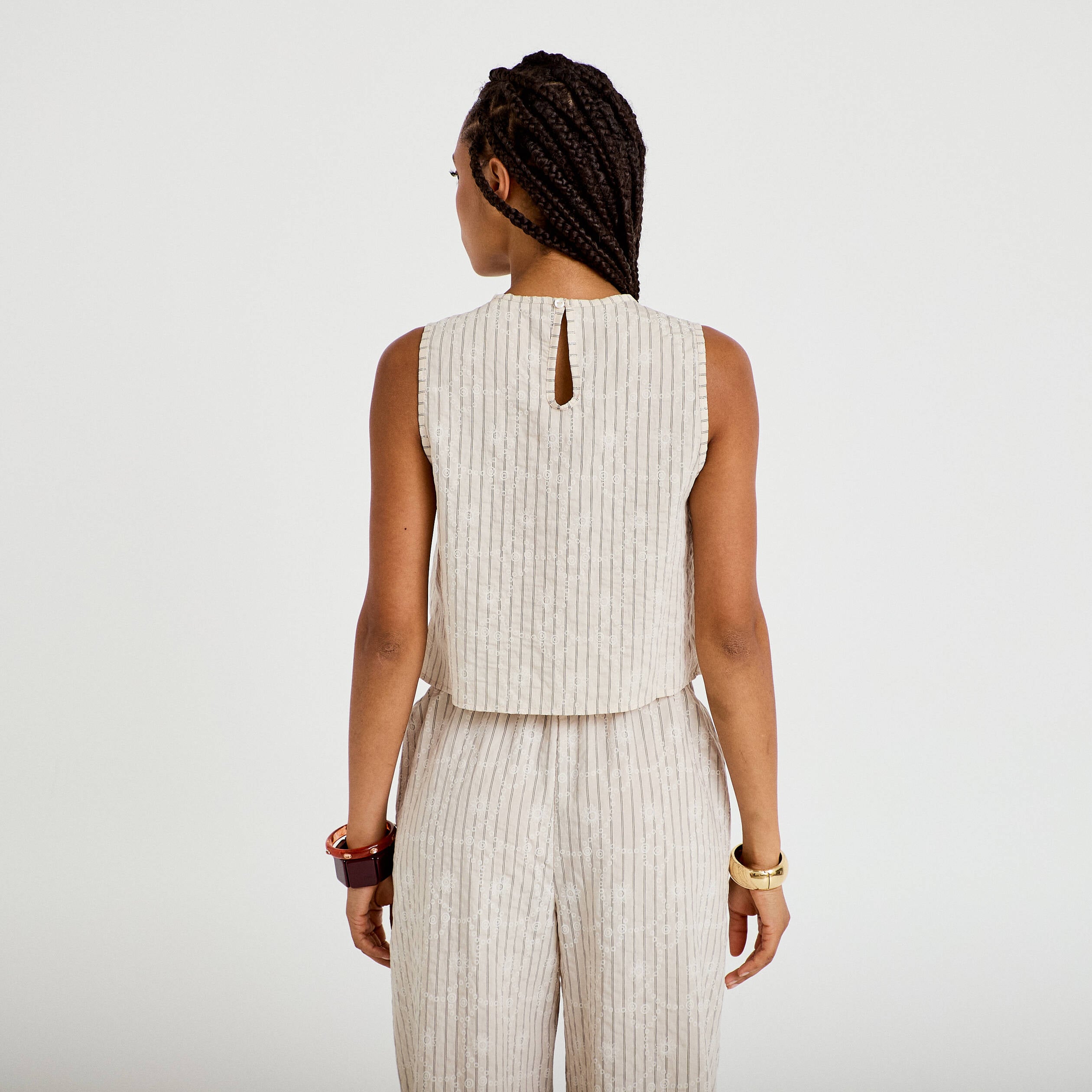 Top droit sans manches pliss&eacute; col rond creme femme