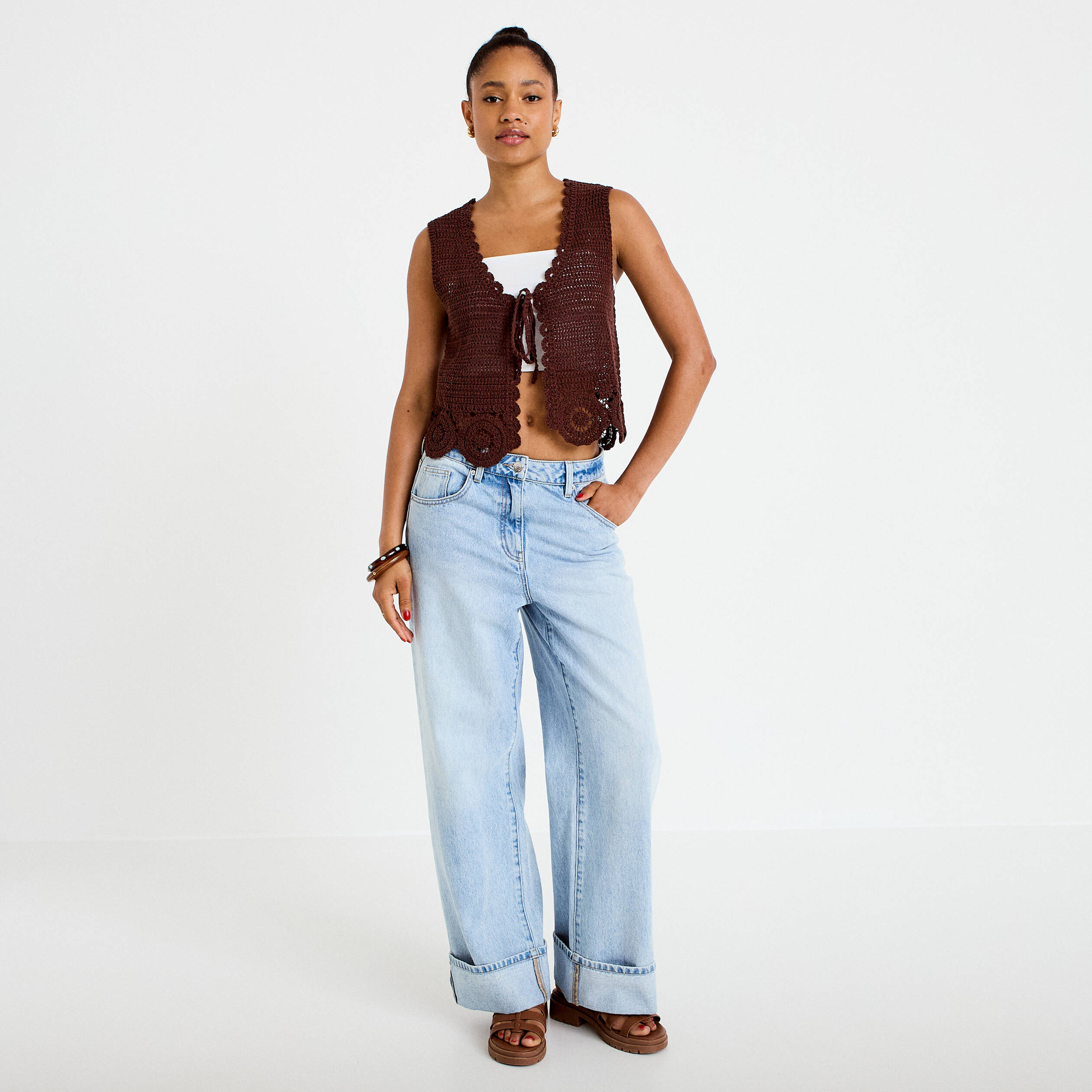 Gilet ajust&eacute; court sans manches col v marron fonc&eacute; femme