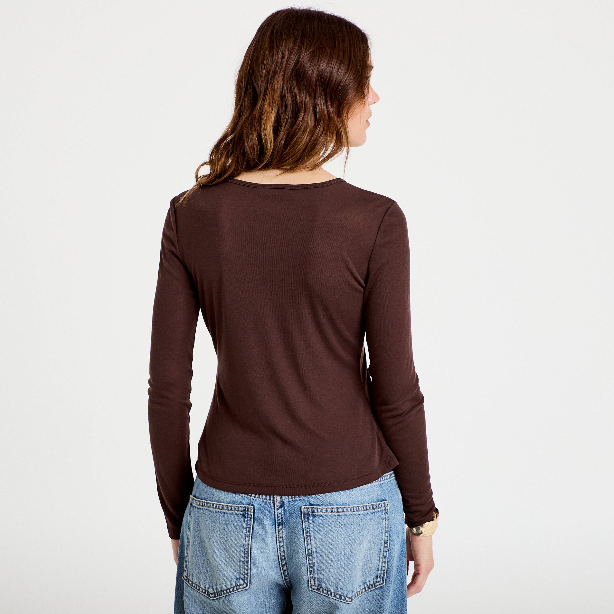 Gilet ajust&eacute; col rond manches longues marron fonc&eacute; femme