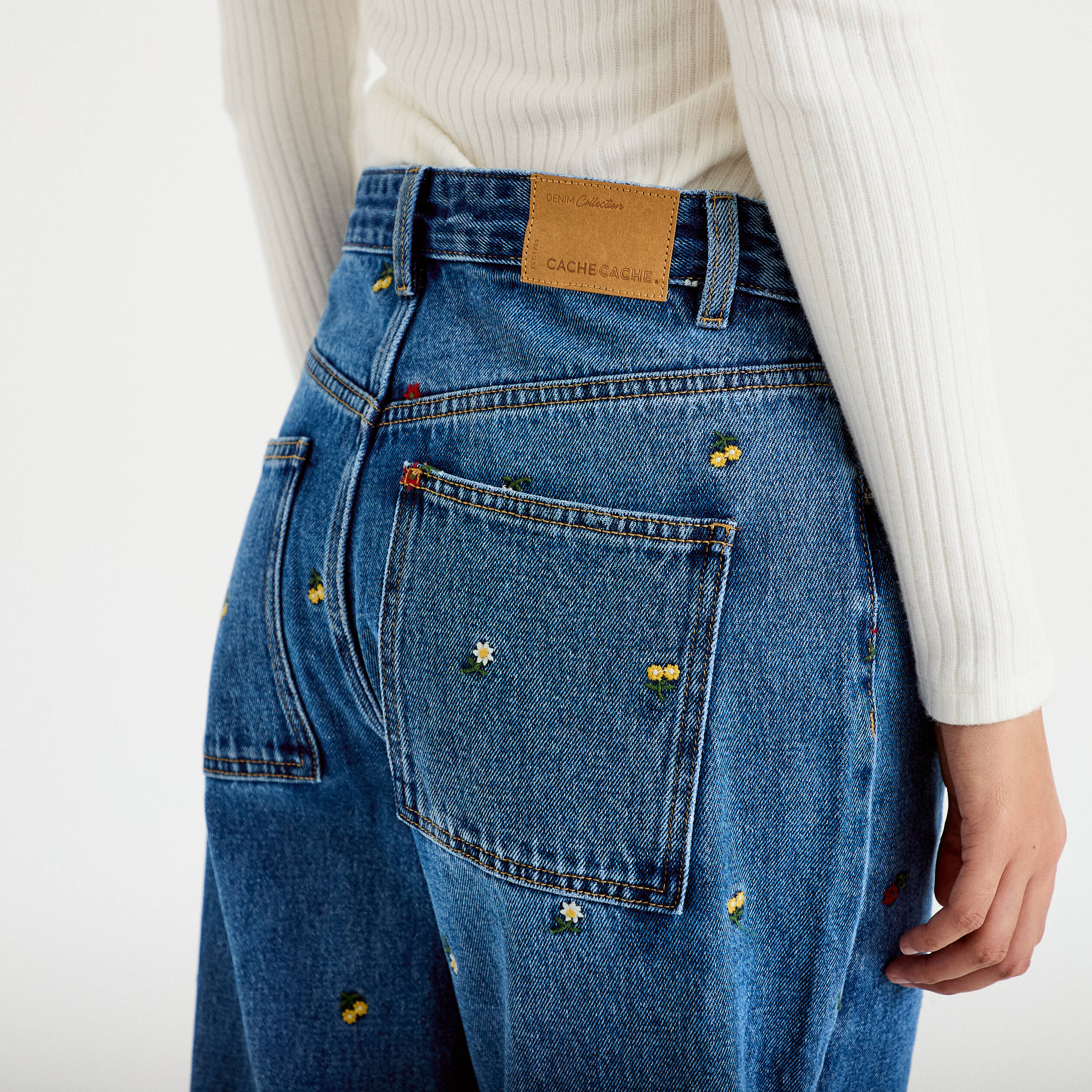 Jean avec broderie bleu femme