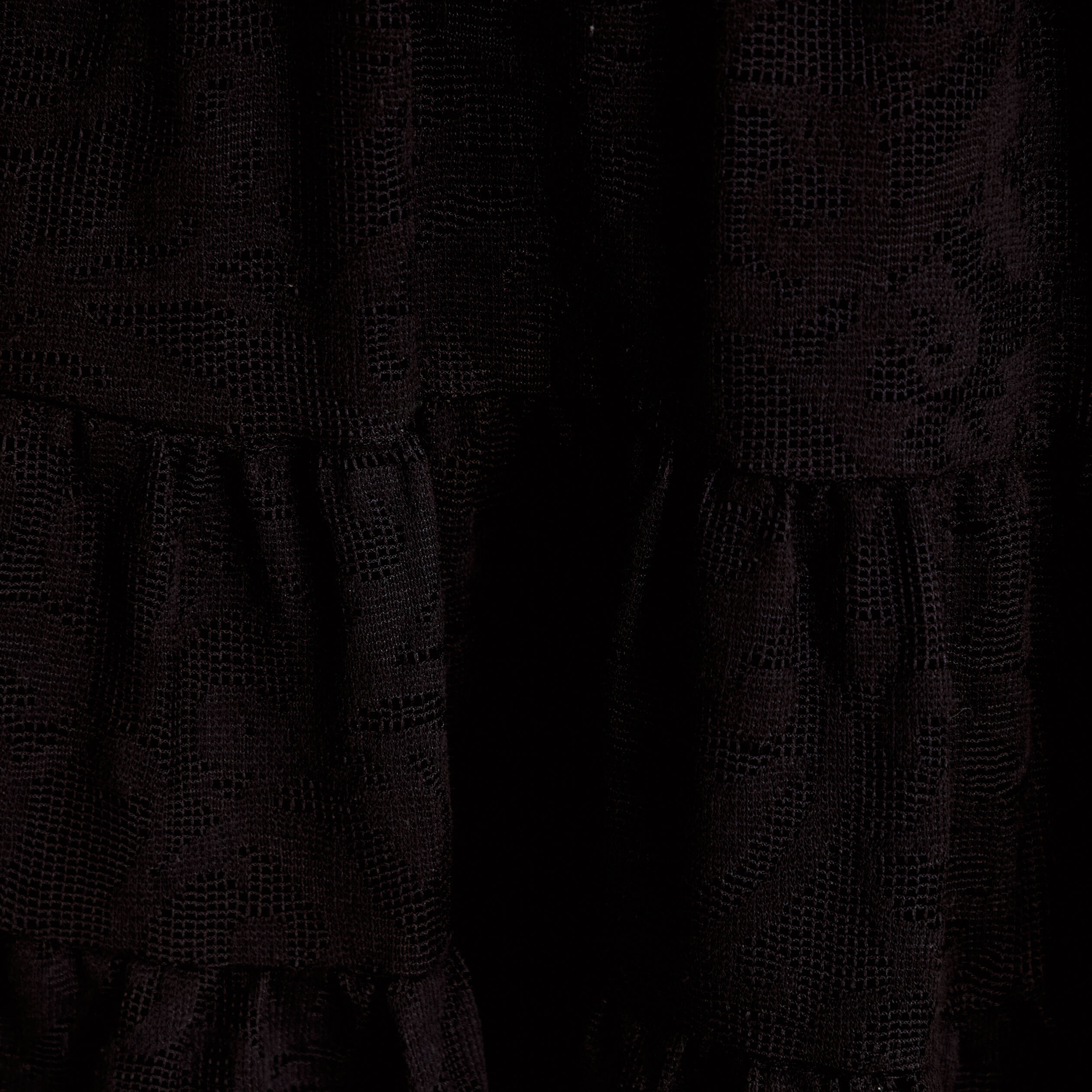 Robe courte &eacute;vas&eacute;e en dentelle col v noir femme