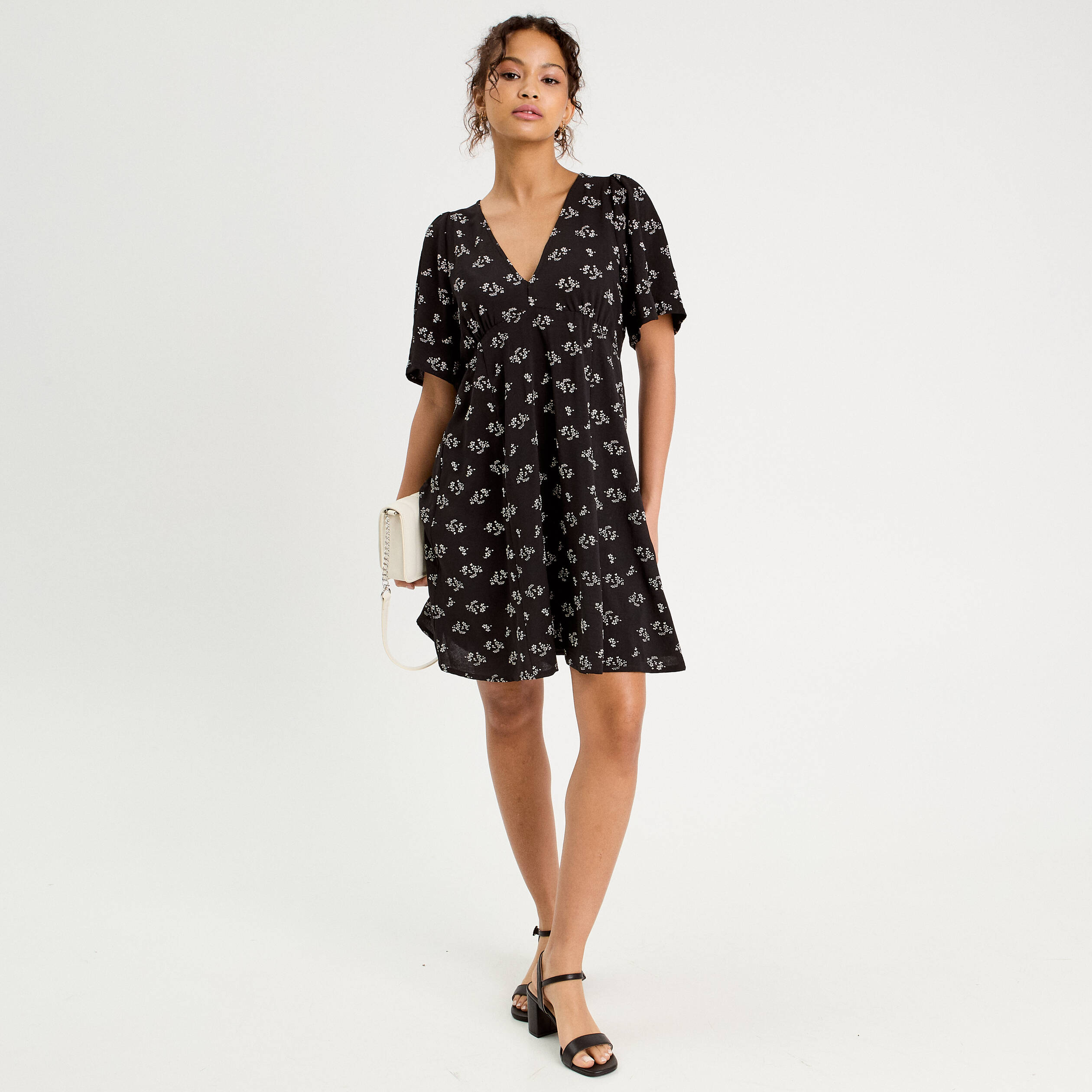 Robe &eacute;vas&eacute;e manches courtes noir femme
