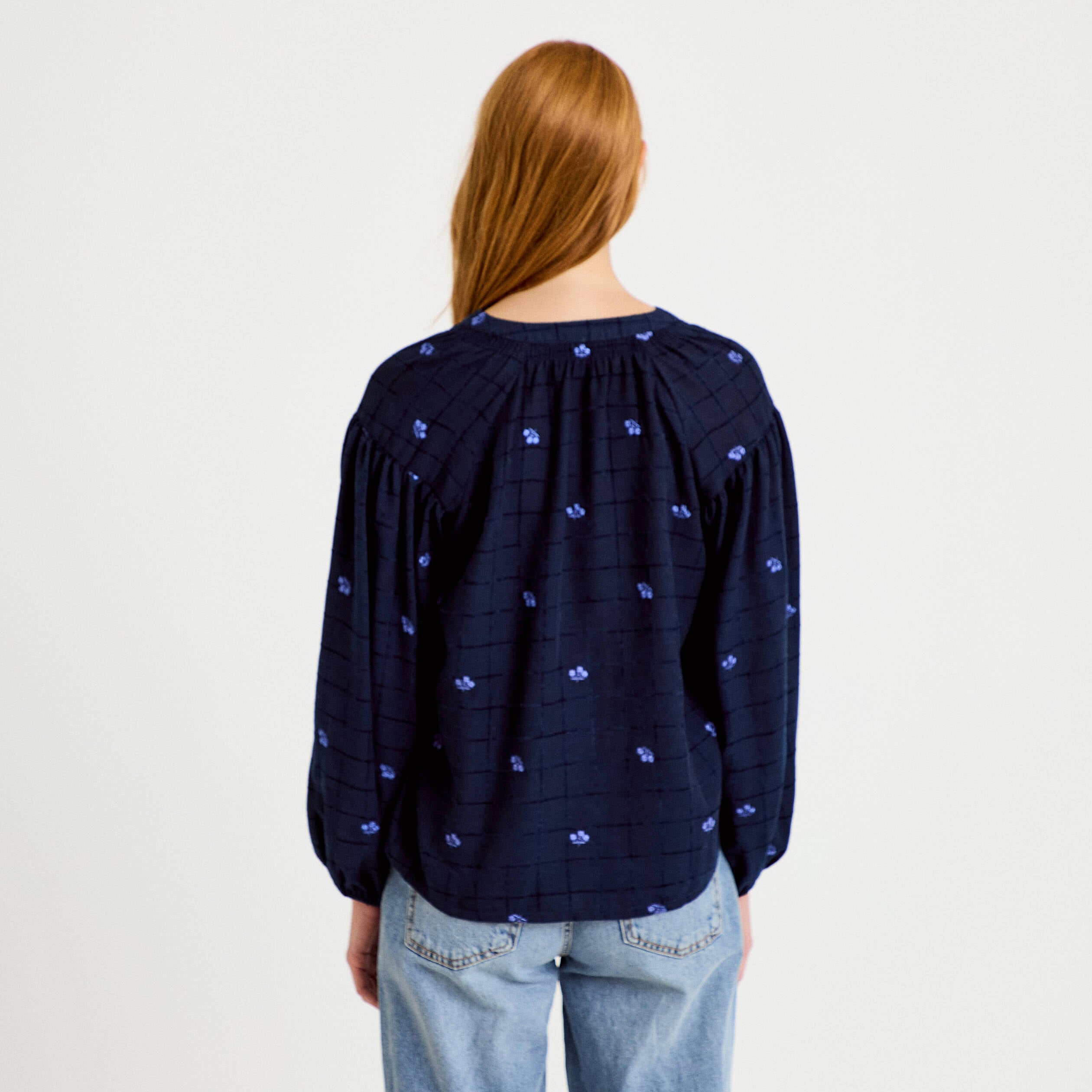Blouse avec broderie bleu fonc&eacute; femme