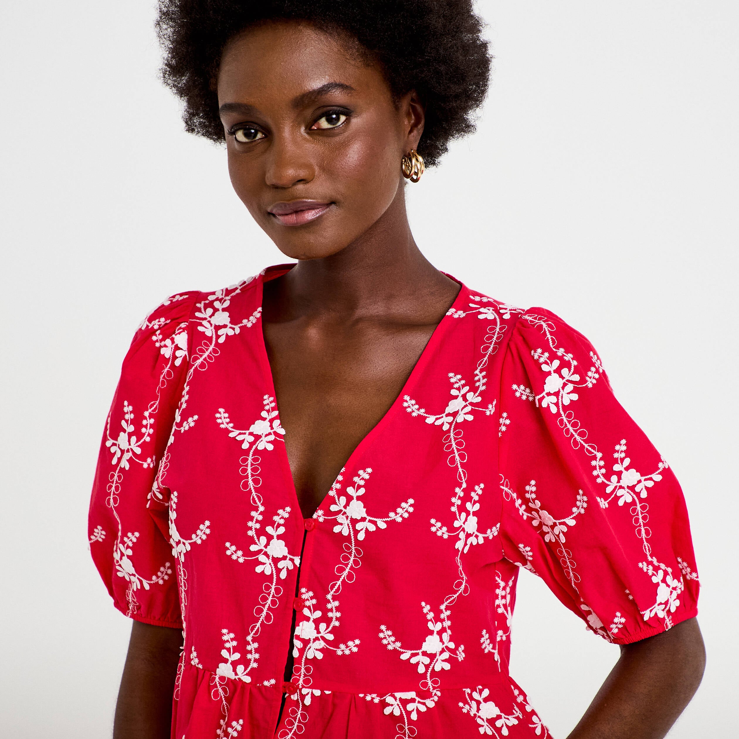 Blouse col v manches courtes brod&eacute;e rouge femme