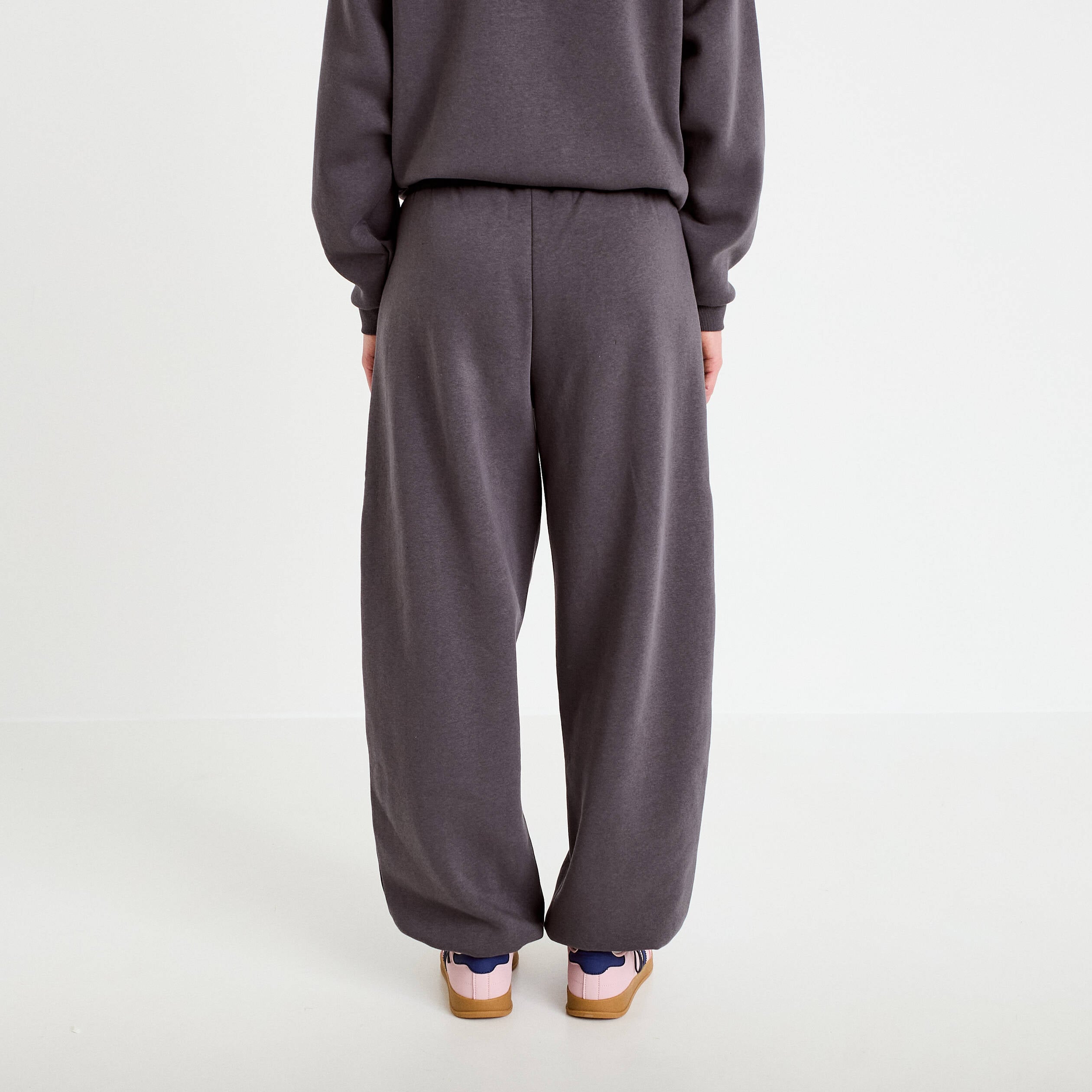 Jogging &agrave; d&eacute;tails clout&eacute;s taille basse gris fonc&eacute; femme