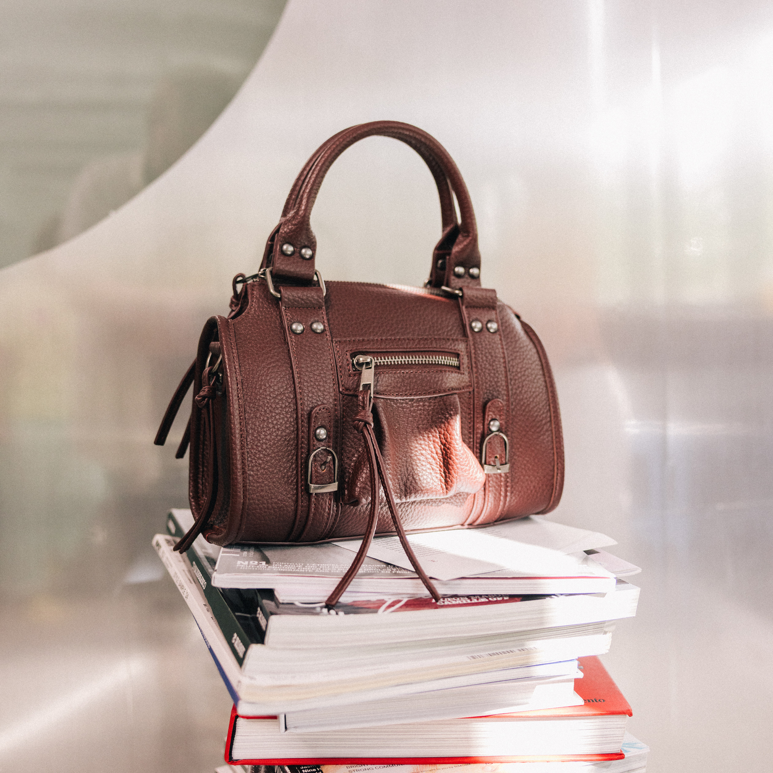 Sac port&eacute; main bordeaux femme