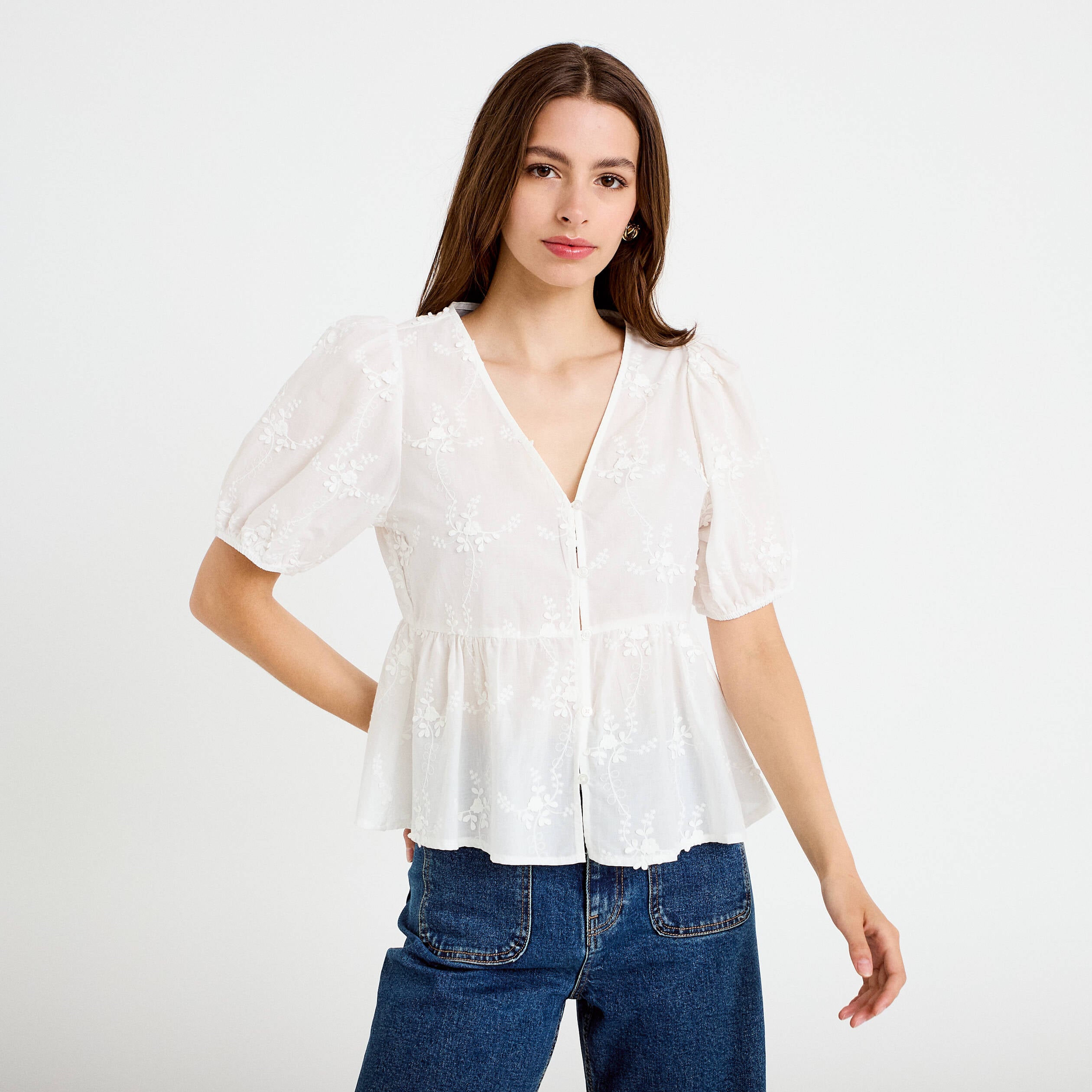 Blouse col v manches courtes brod&eacute;e ecru femme