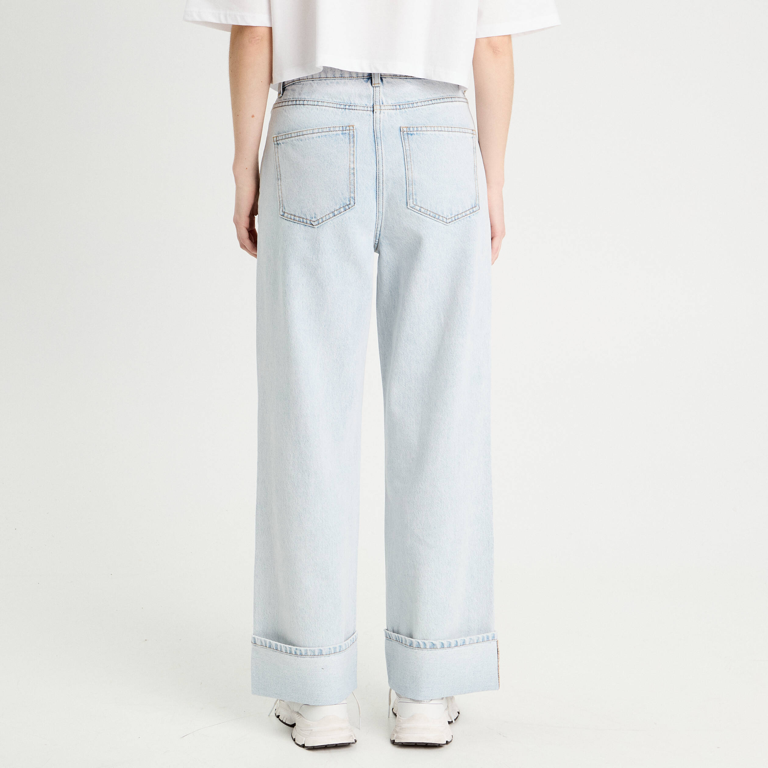 jeans droit avec ourlets denim bleach femme Jeans droit avec ourlets denim bleach femme