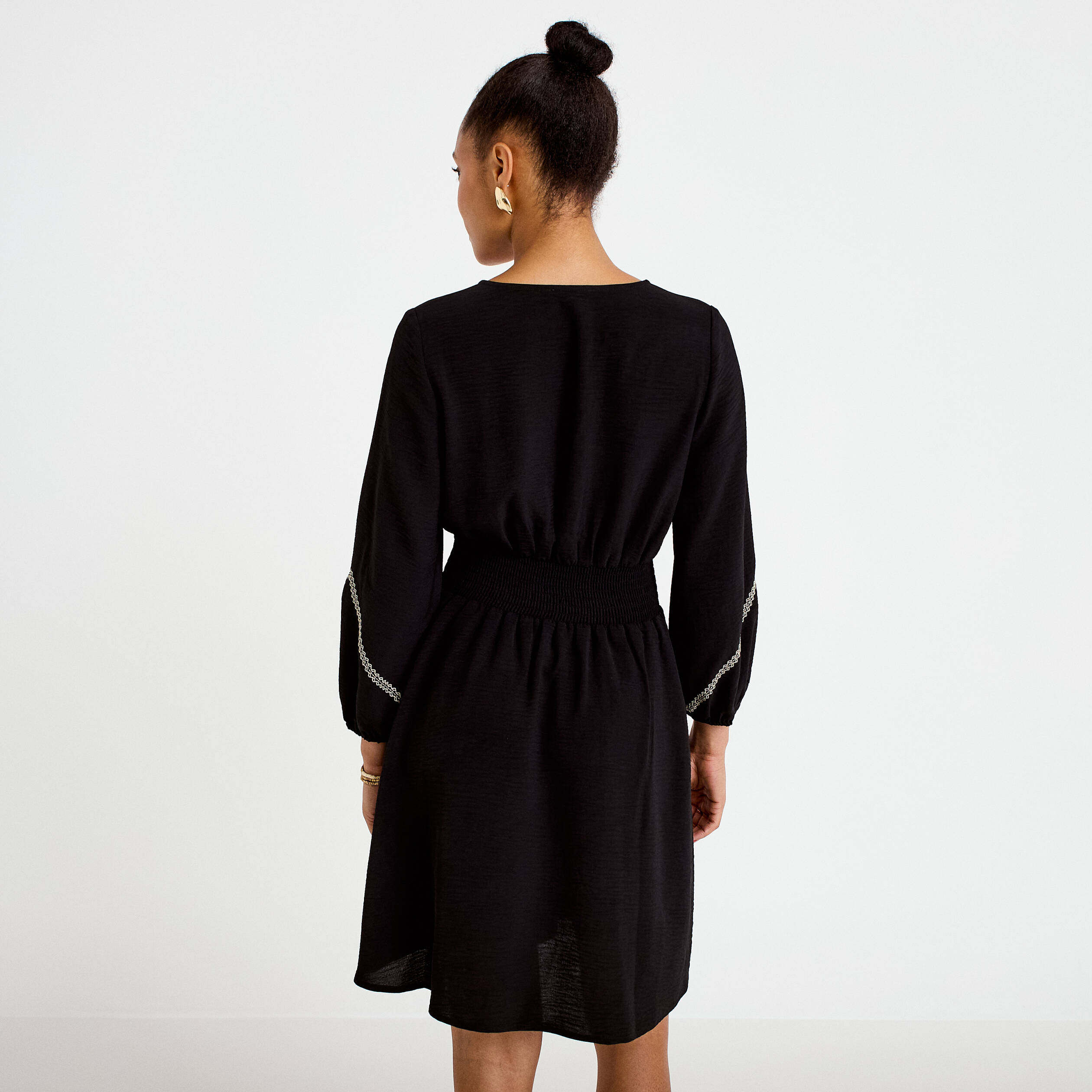 Robe courte &eacute;vas&eacute;e col v manches 3/4 noir femme