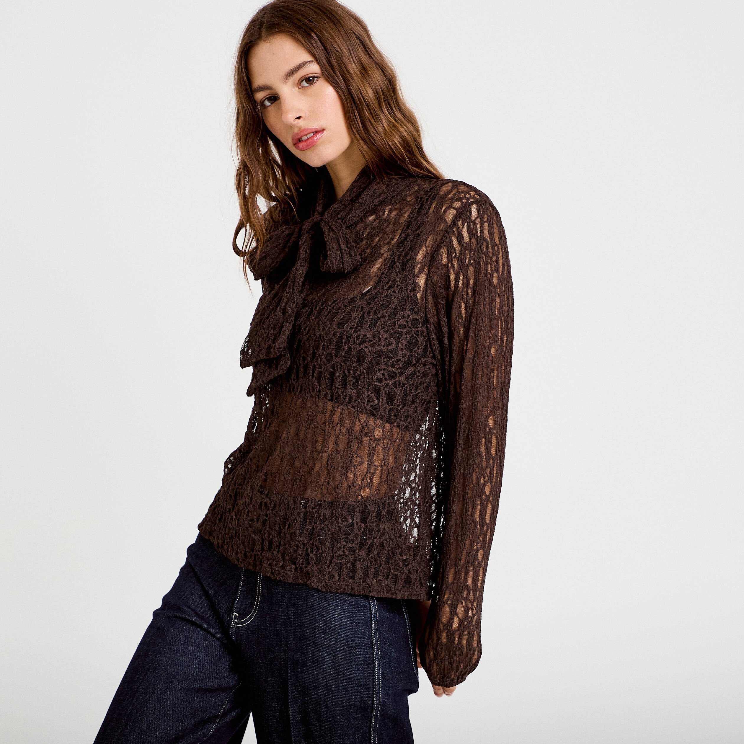 Blouse droite col montant dentelle marron fonc&eacute; femme