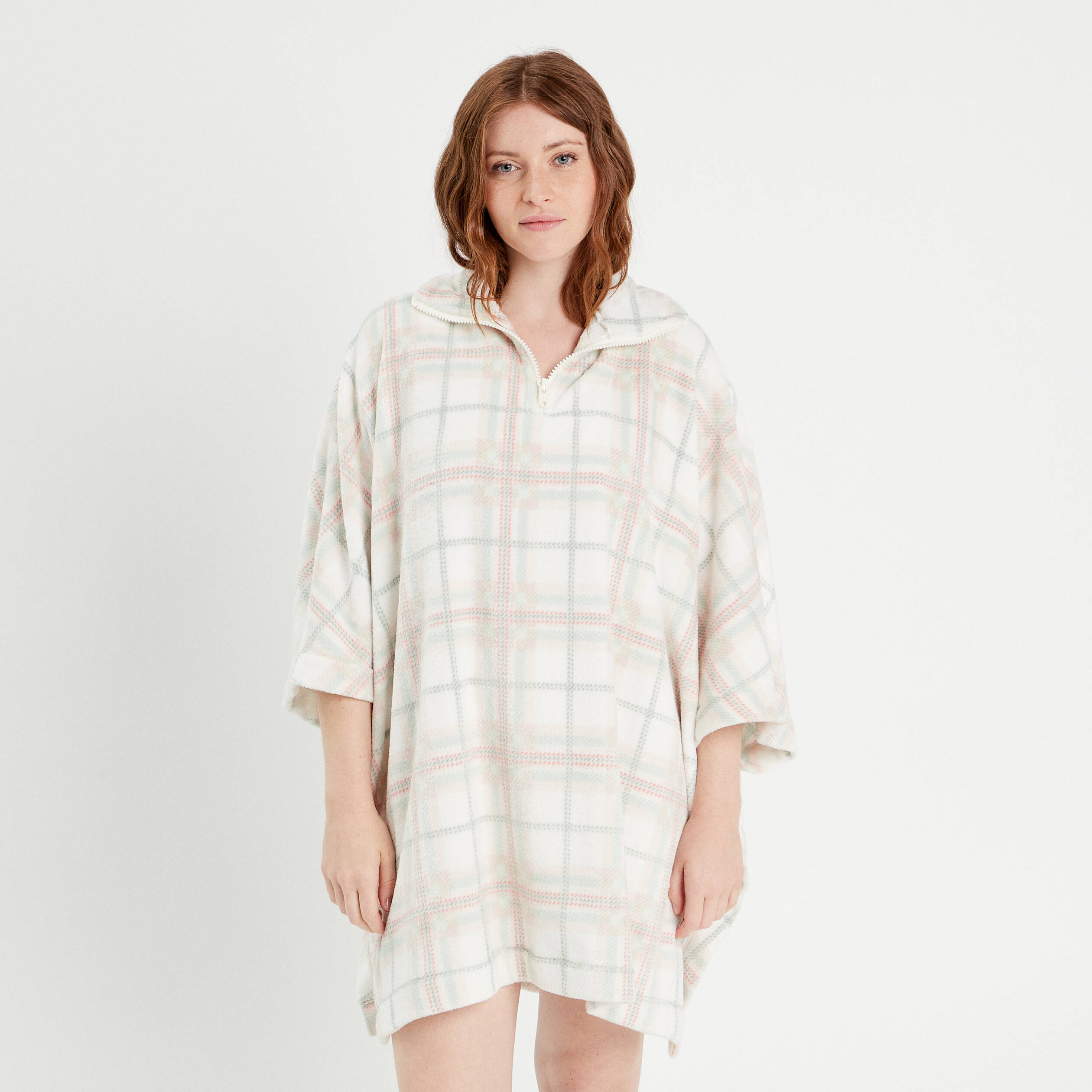 Robe longue cintrée à la taille en satin à cape