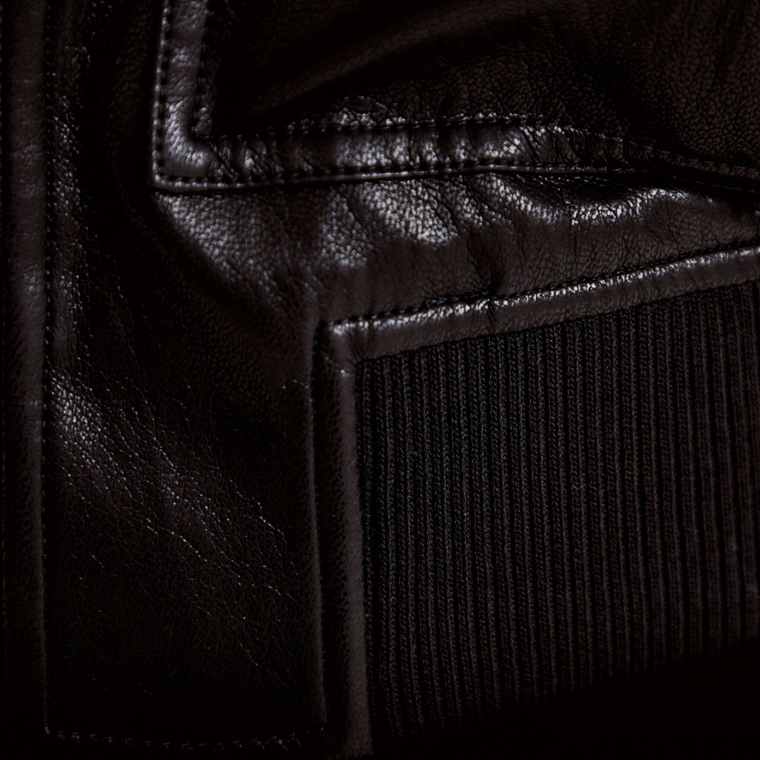 Bomber ajust&eacute; cropped similicuir noir femme