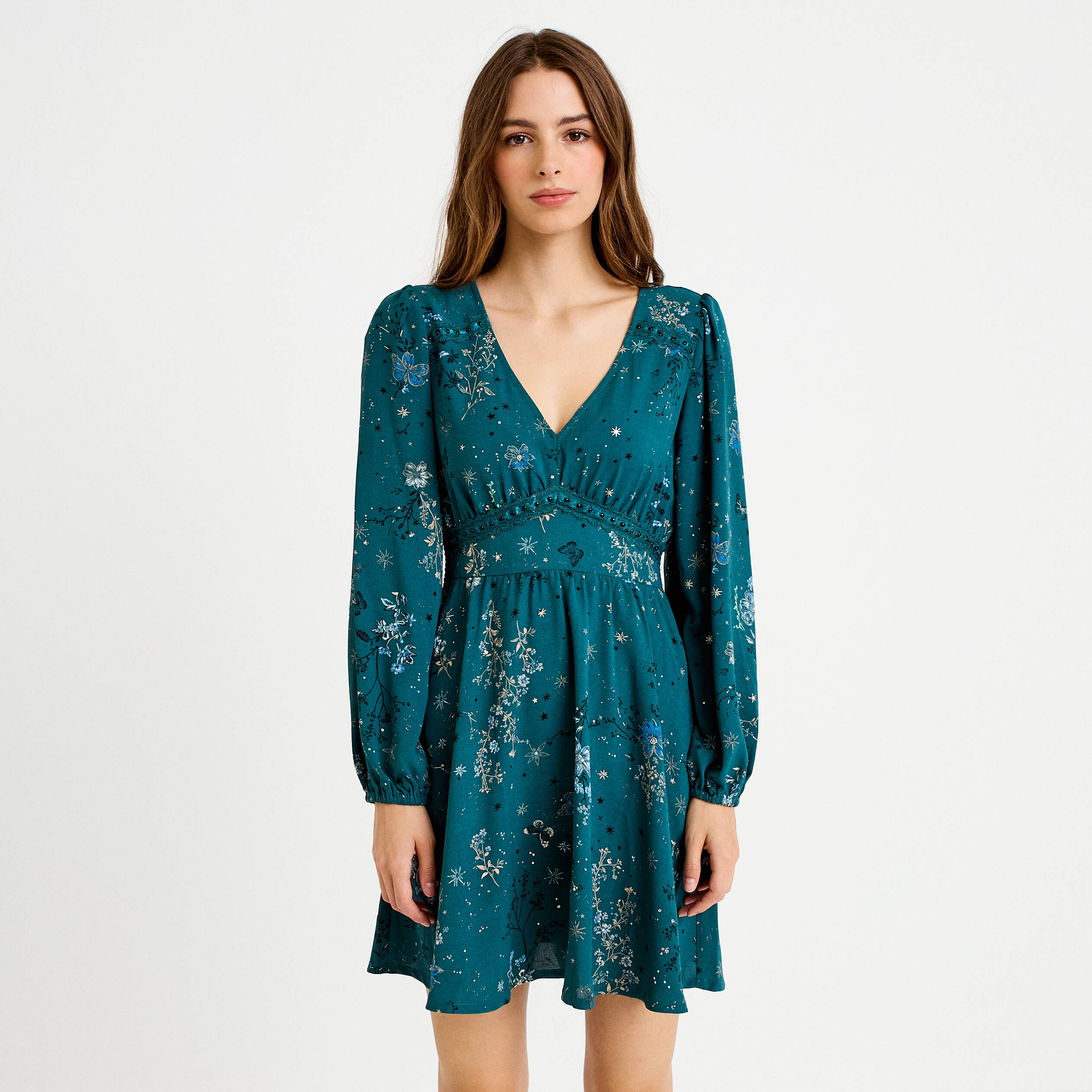 Robe courte &eacute;vas&eacute;e col v manches longues vert femme