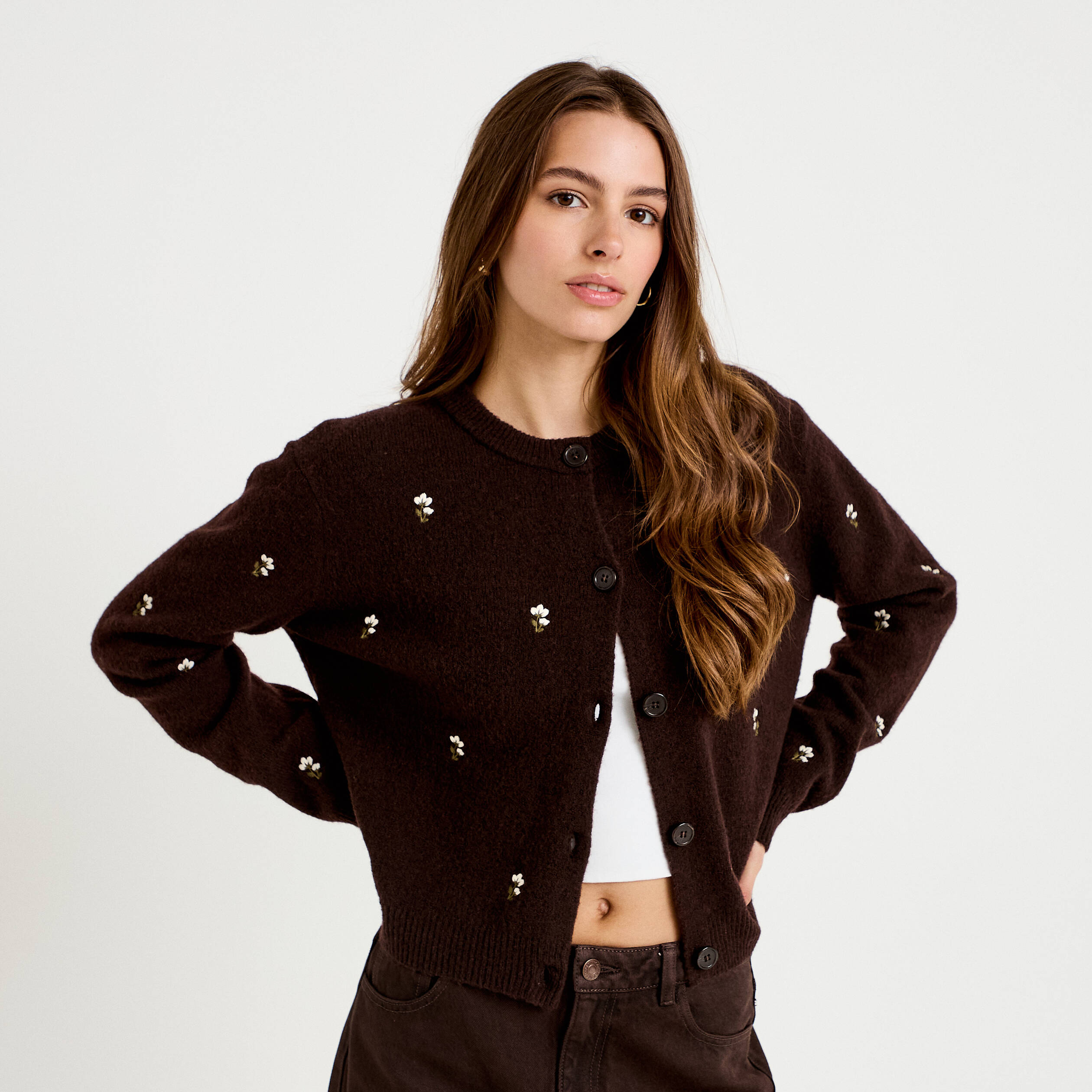 Gilet manches longues broderies col rond marron fonc&eacute; femme