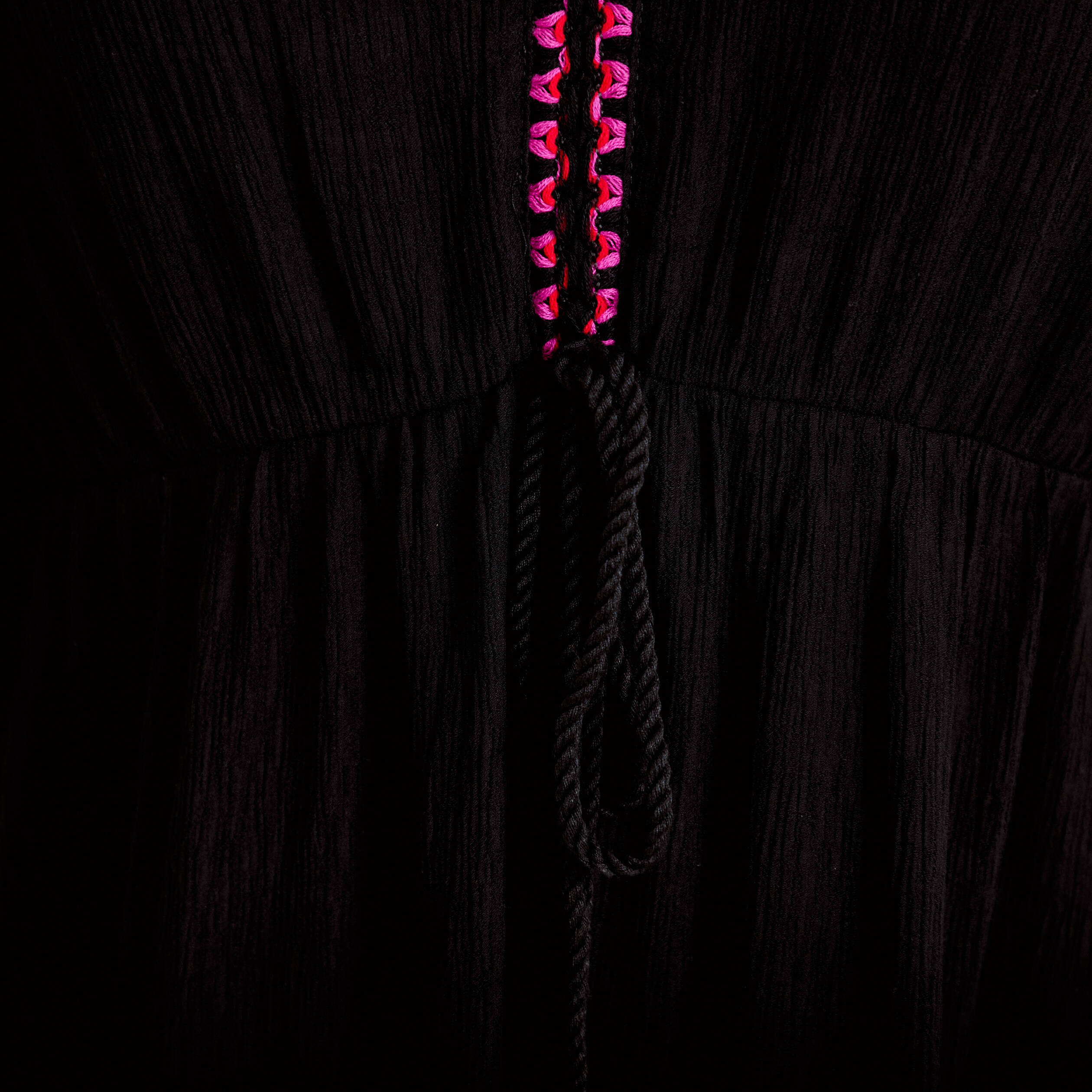 Robe &eacute;vas&eacute;e cr&ecirc;pe col v manches courtes noir femme