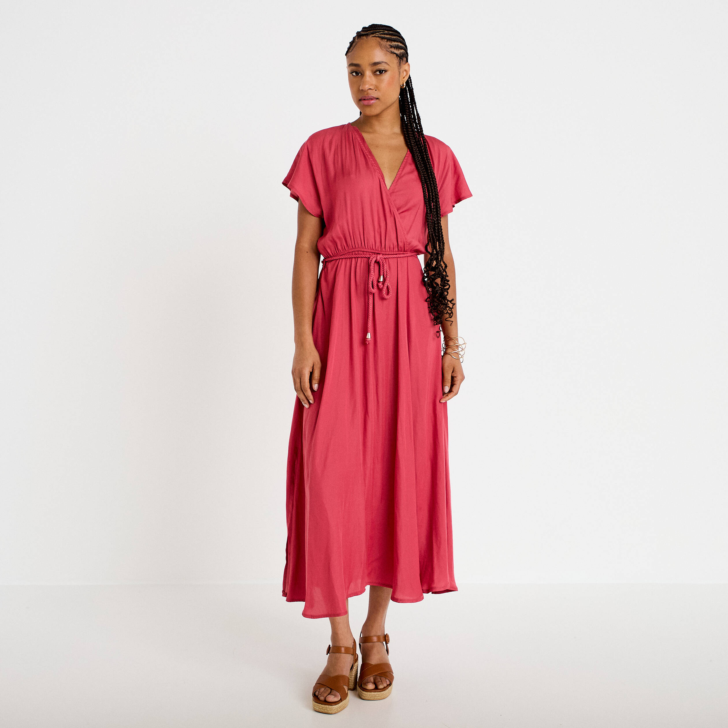 Robe longue &eacute;vas&eacute;e col v satin&eacute;e rose framboise femme