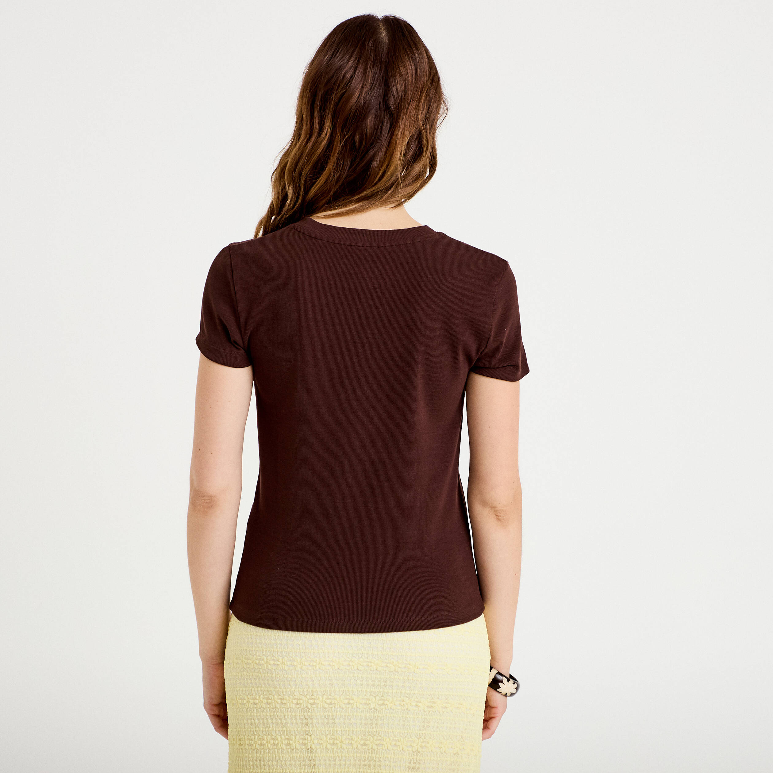 T-shirt c&ocirc;tel&eacute; ajust&eacute; manches courtes marron fonc&eacute; femme