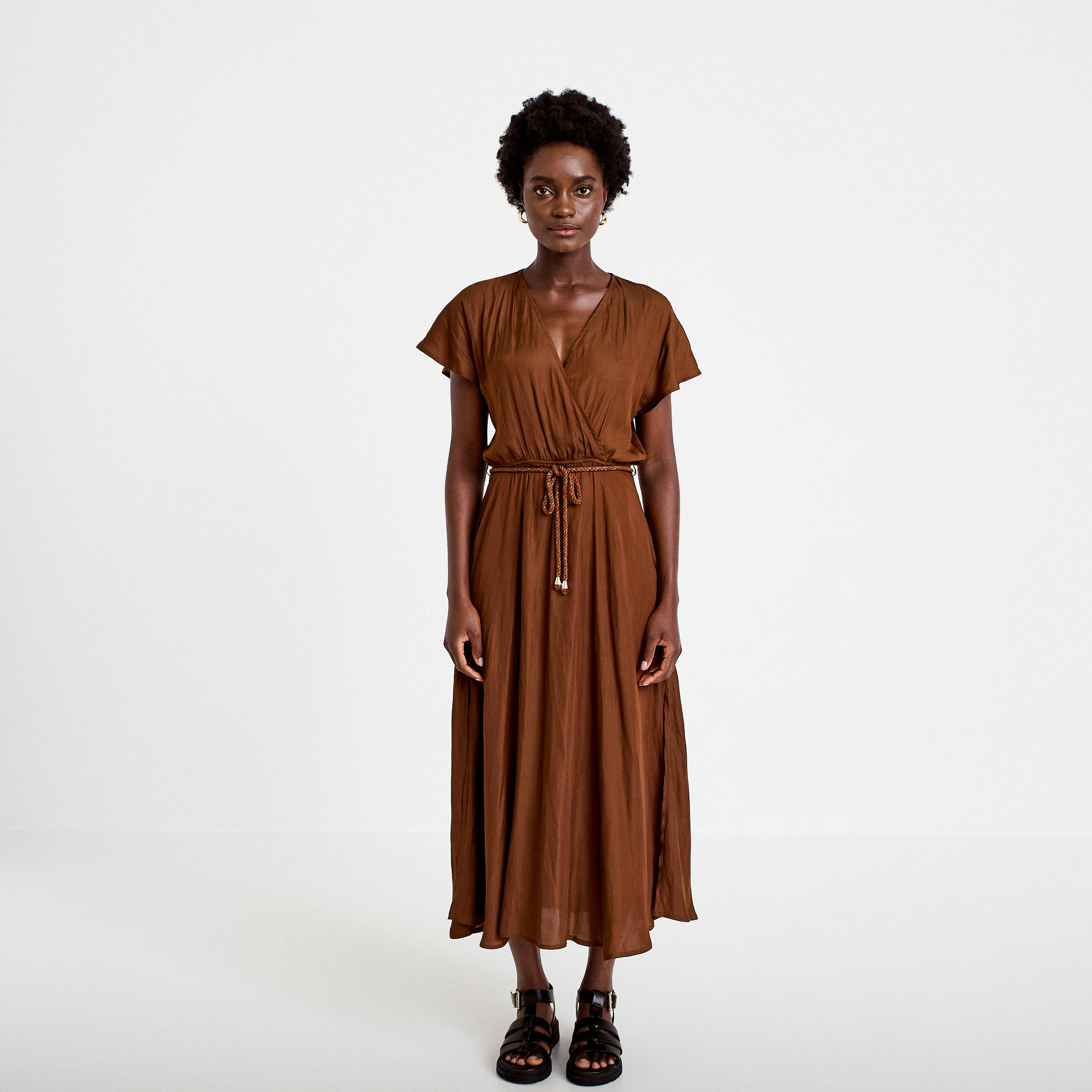 Robe longue &eacute;vas&eacute;e col v satin&eacute;e marron femme