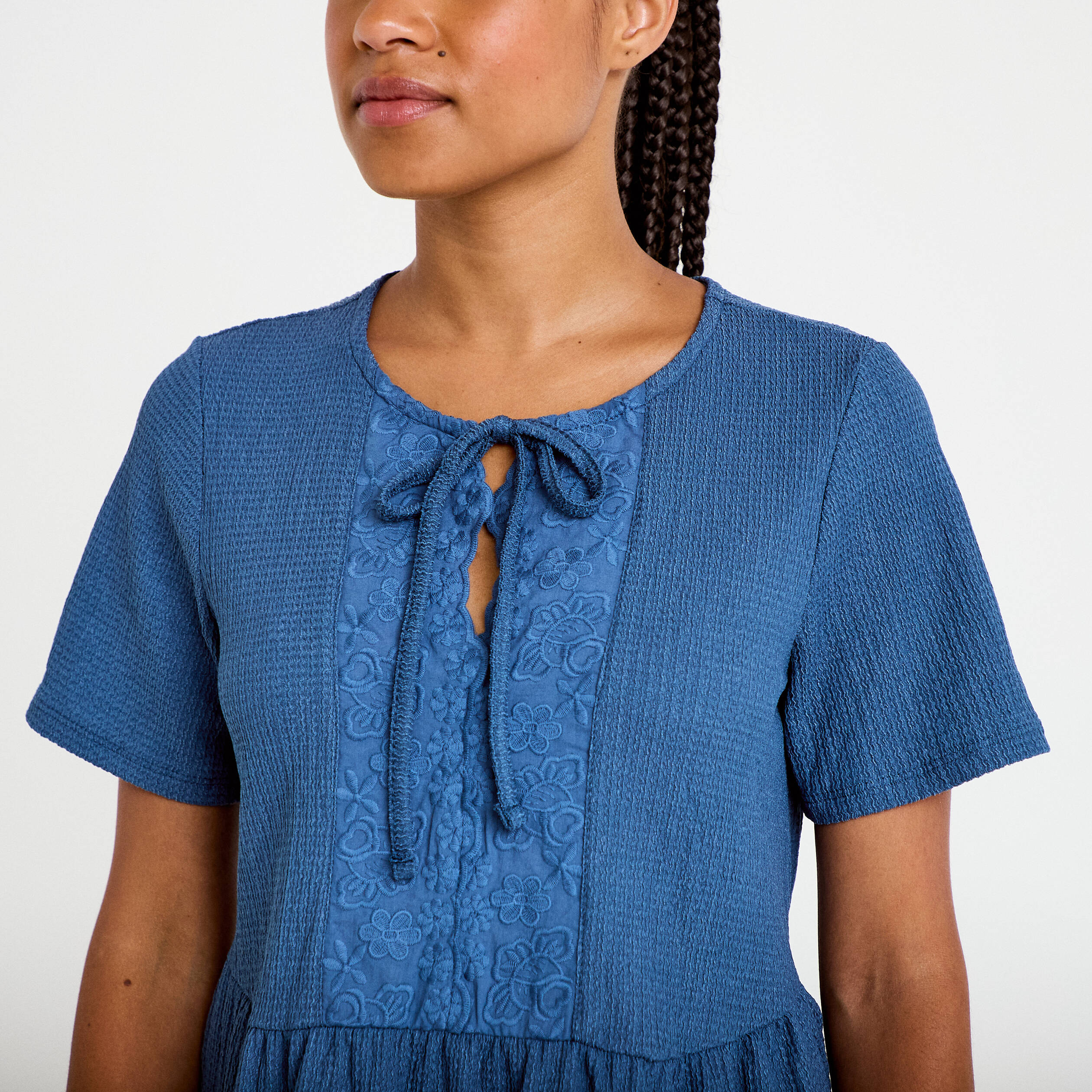Blouse brod&eacute;e bleu fonc&eacute; femme
