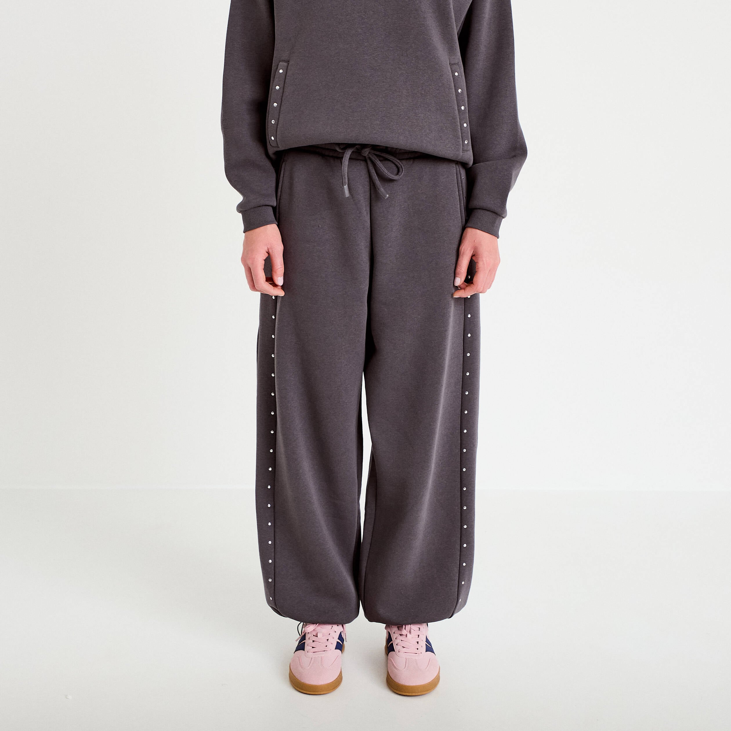 Jogging &agrave; d&eacute;tails clout&eacute;s taille basse gris fonc&eacute; femme