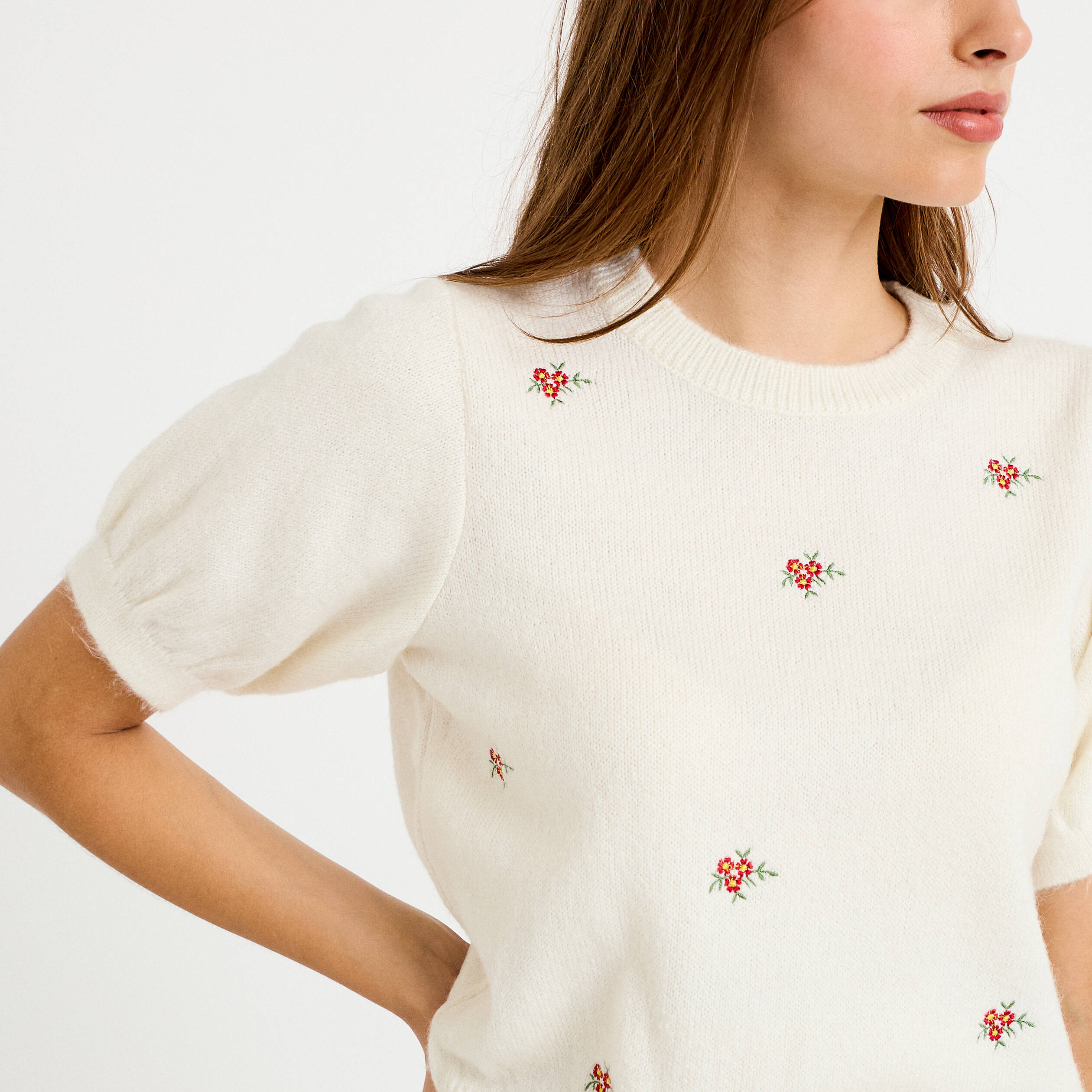 Pull col rond manches courtes brod&eacute; ecru femme